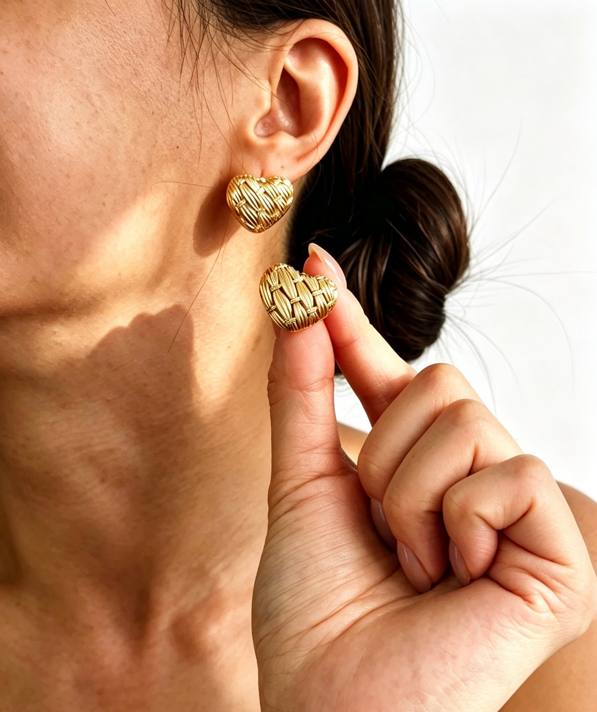 Aretes de broquel en forma de corazón con baño de oro de 14K y circonia cúbica | Postes de plata esterlina S925