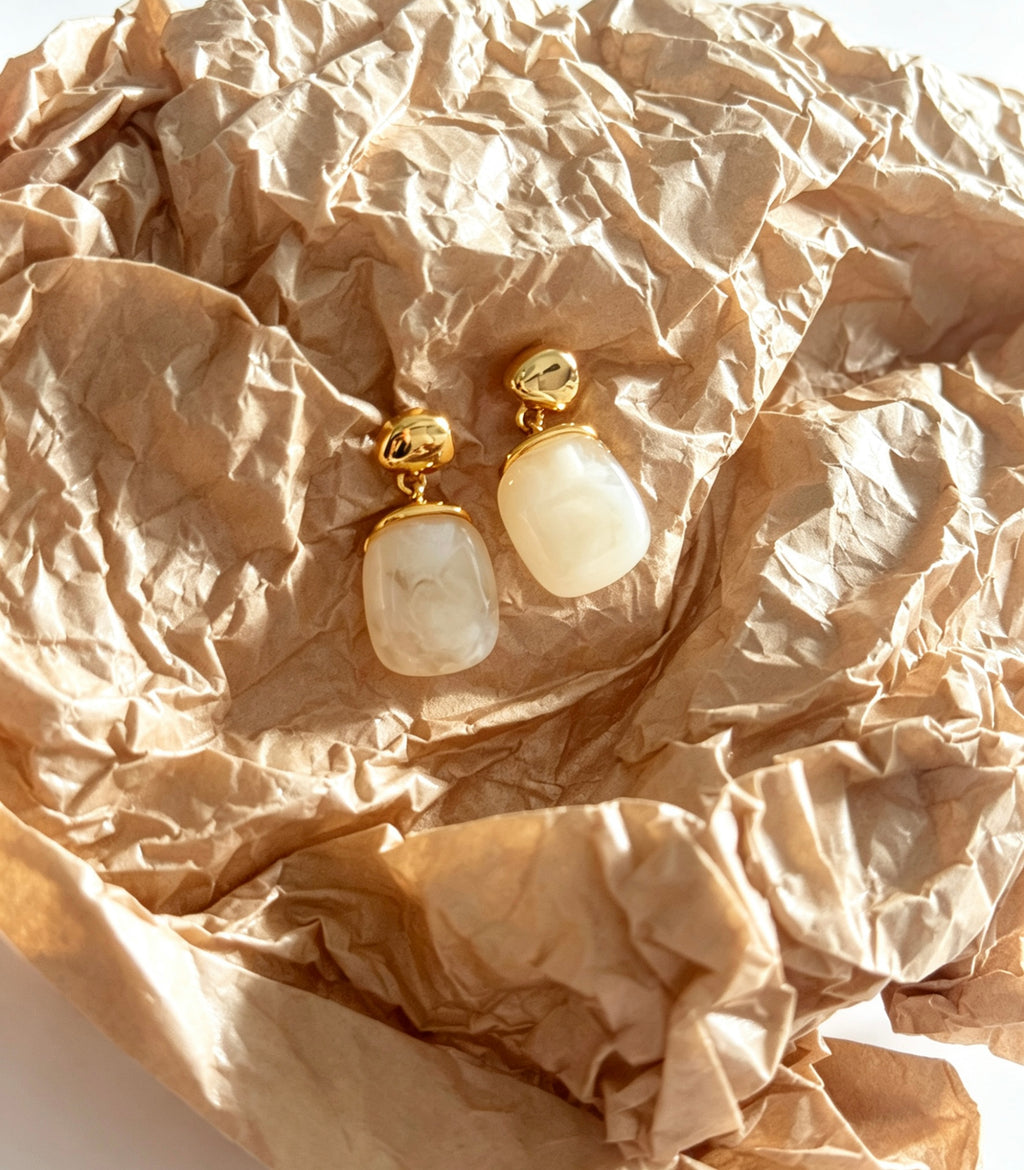 Pendientes de gota en resina blanca chapados en oro de 14 quilates | Diseño escultural