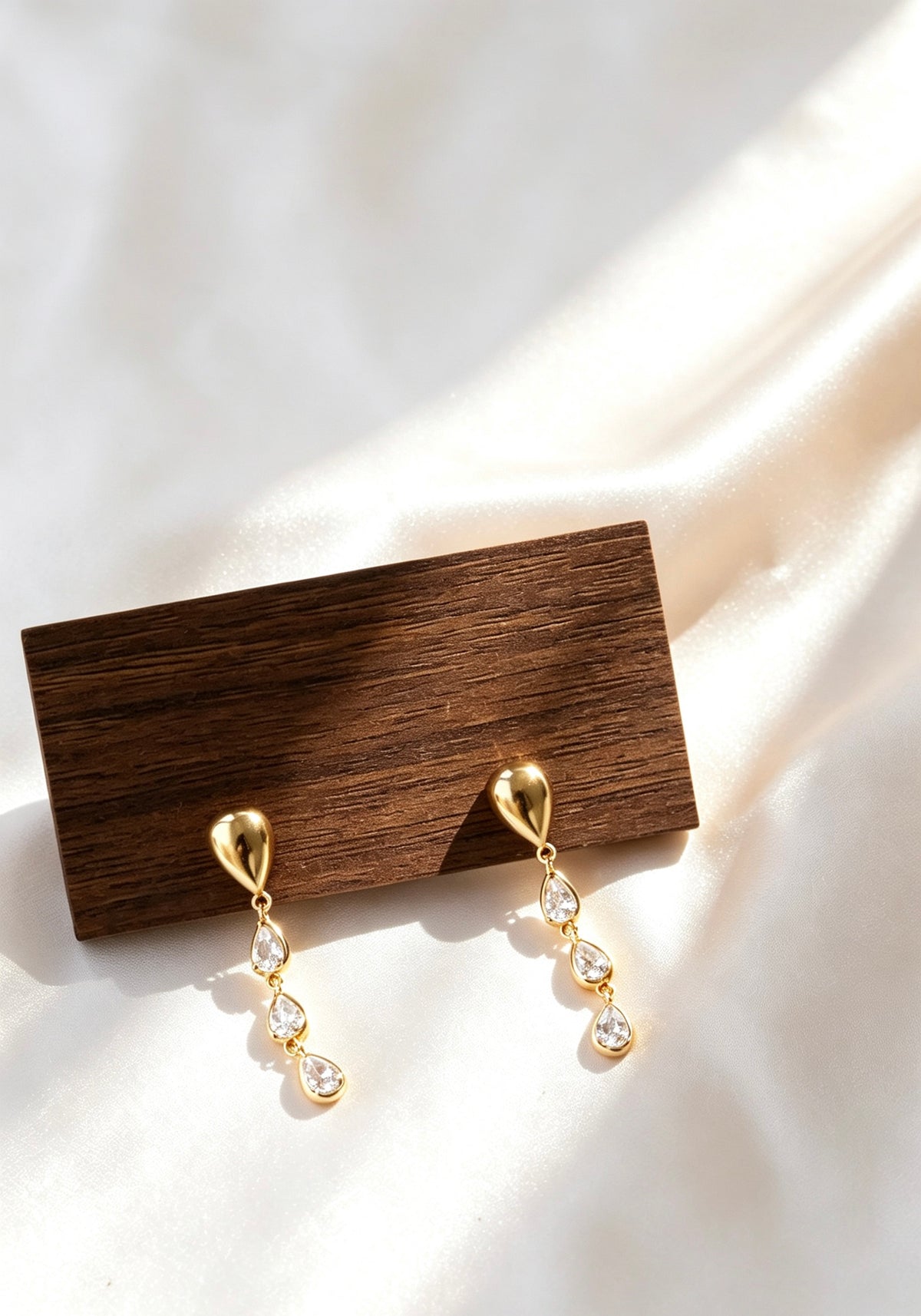 Aretes colgantes de lágrima con circonita bañados en oro de 18K | Plata de ley S925