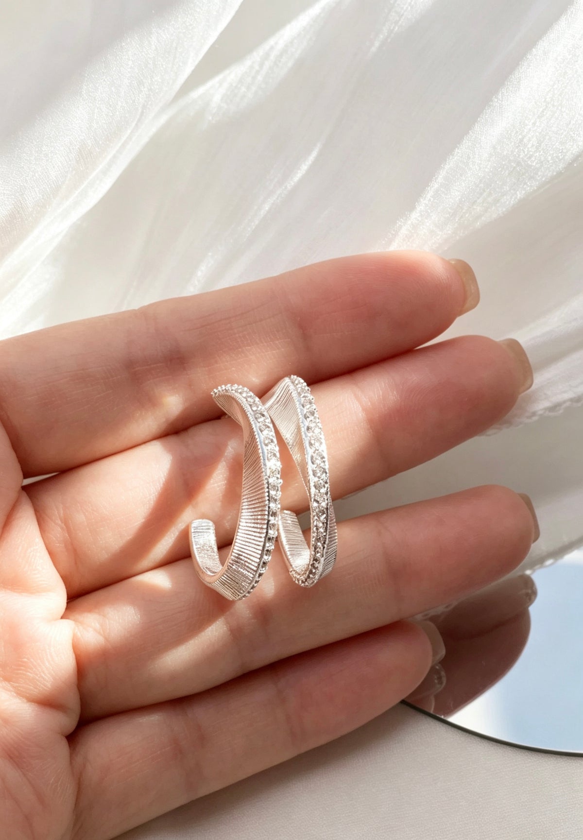 Pendientes de aro en forma de C con circonitas cúbicas bañados en plata | Diseño texturizado