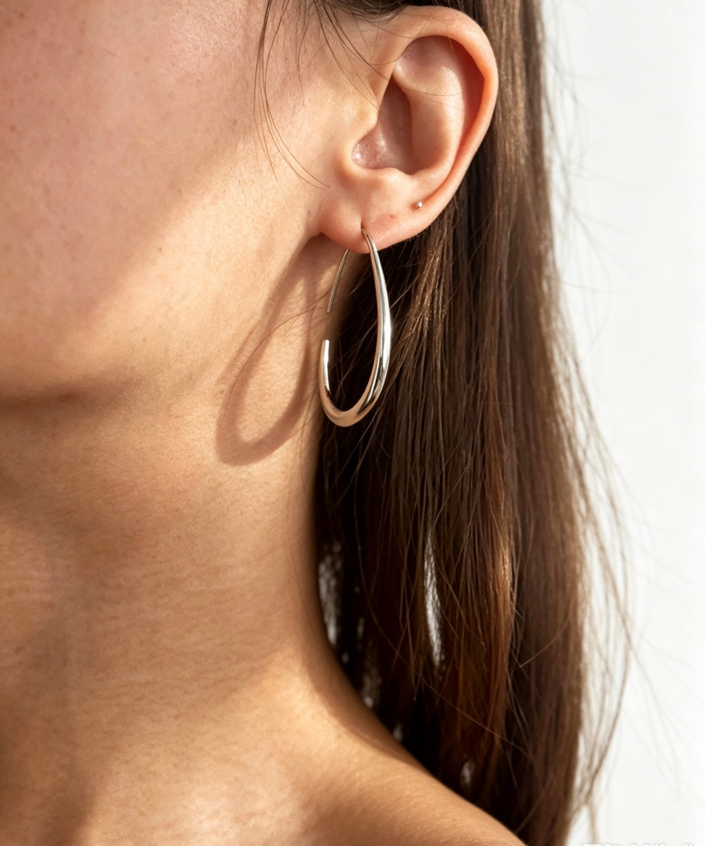 Pendientes de aro en forma de C chapados en plata | Diseño minimalista
