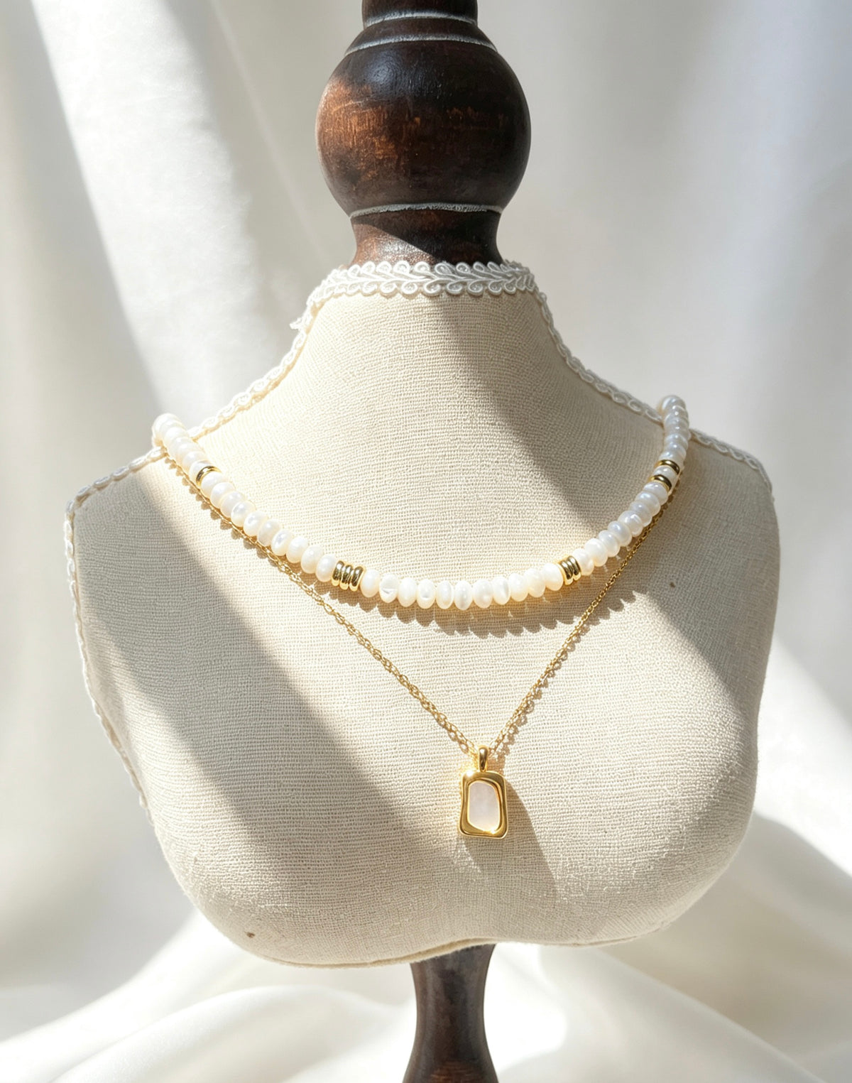 Collar de cuentas de concha blanca bañado en oro de 14K | Hecho a mano