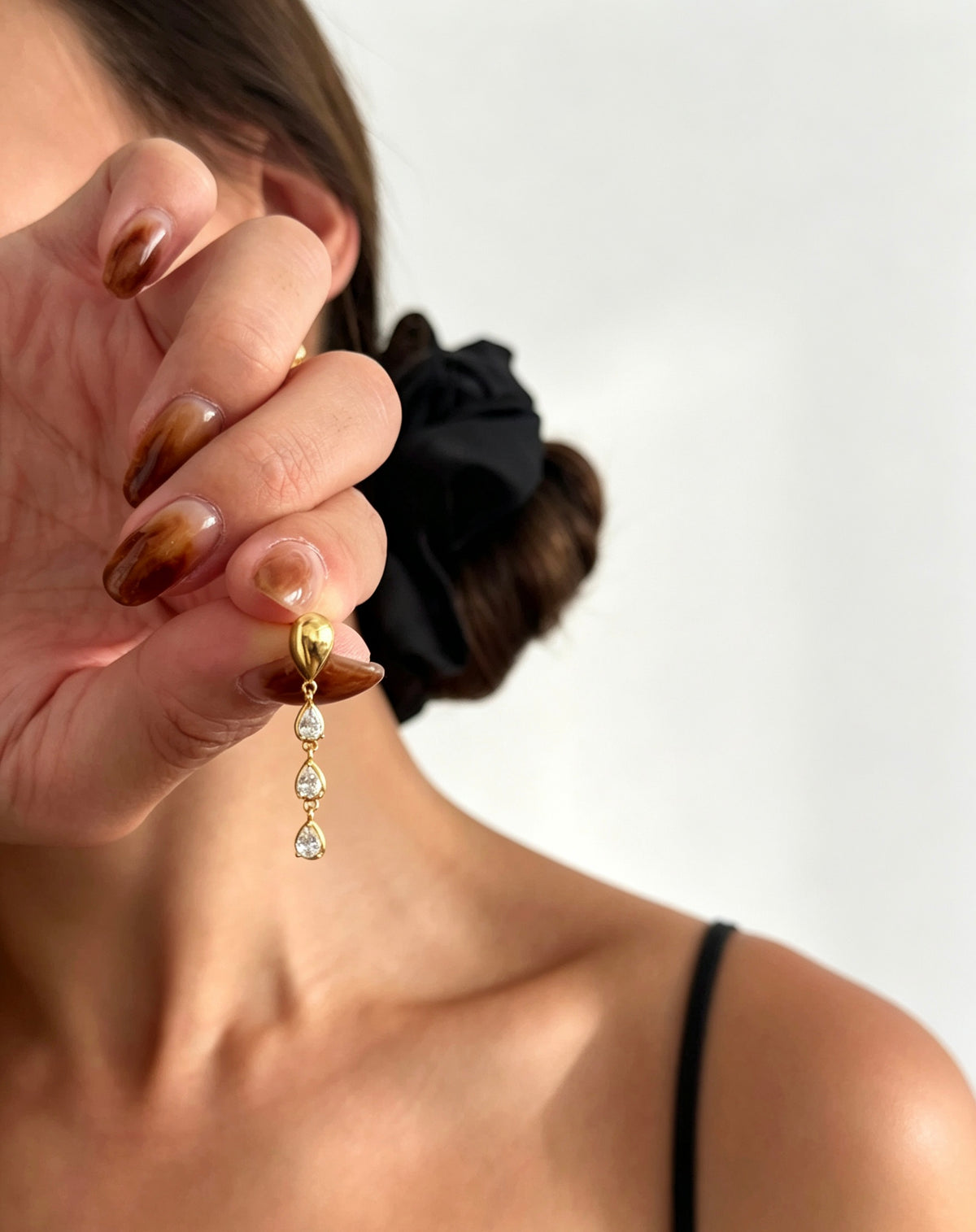 Aretes colgantes de lágrima con circonita bañados en oro de 18K | Plata de ley S925