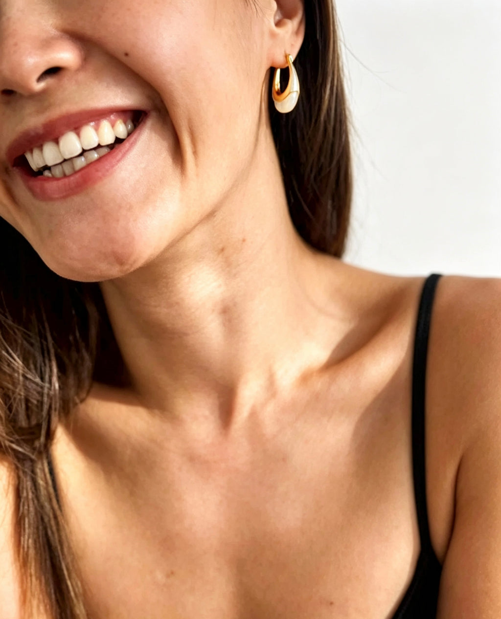 Pendientes de aro en forma de U bañados en oro de 14K | Diseño escultural