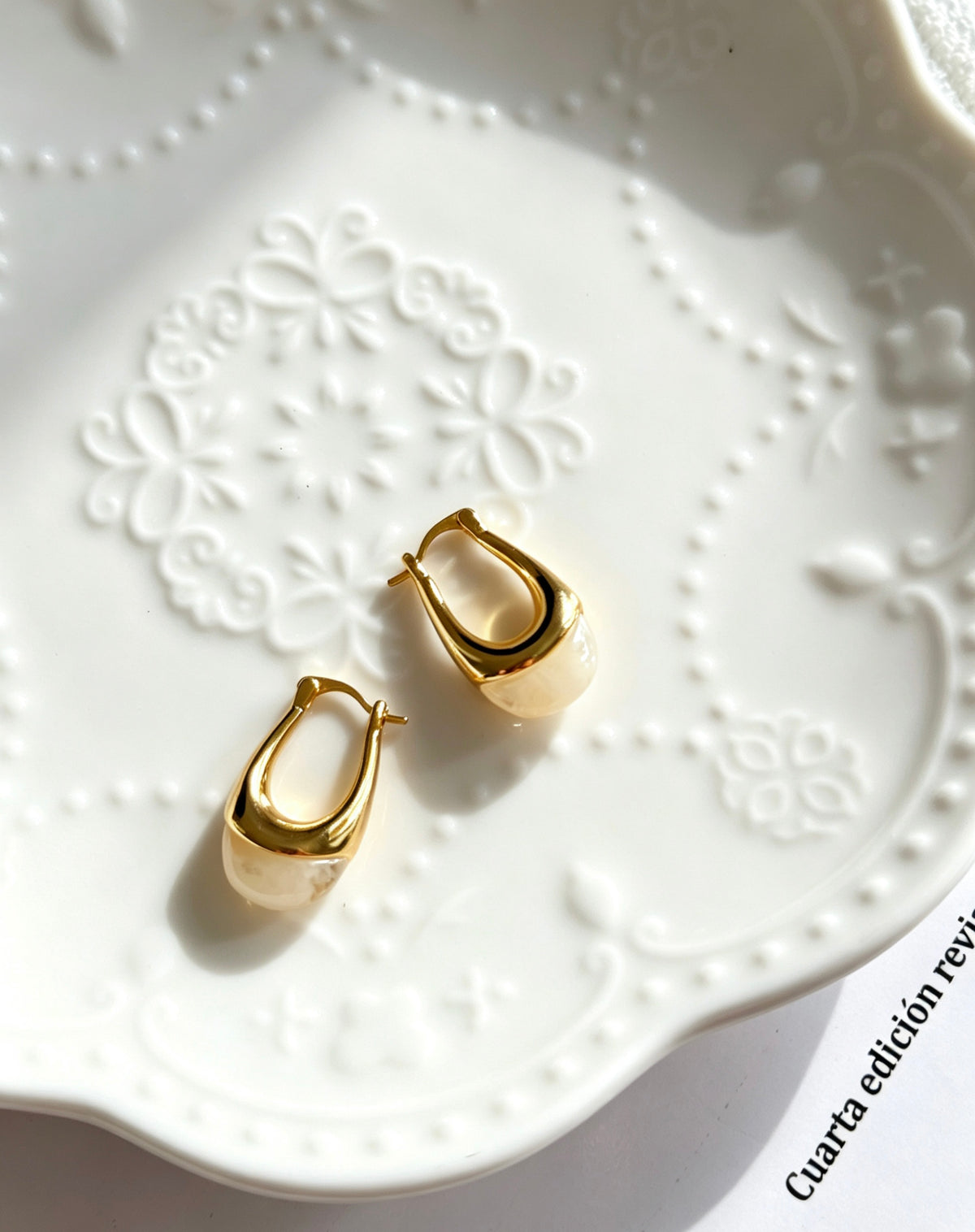 Pendientes de aro en forma de U bañados en oro de 14K | Diseño escultural
