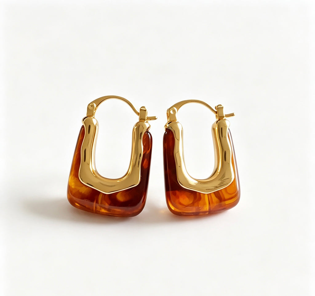 Pendientes de aro en resina ámbar bañados en oro de 14K | Diseño escultural