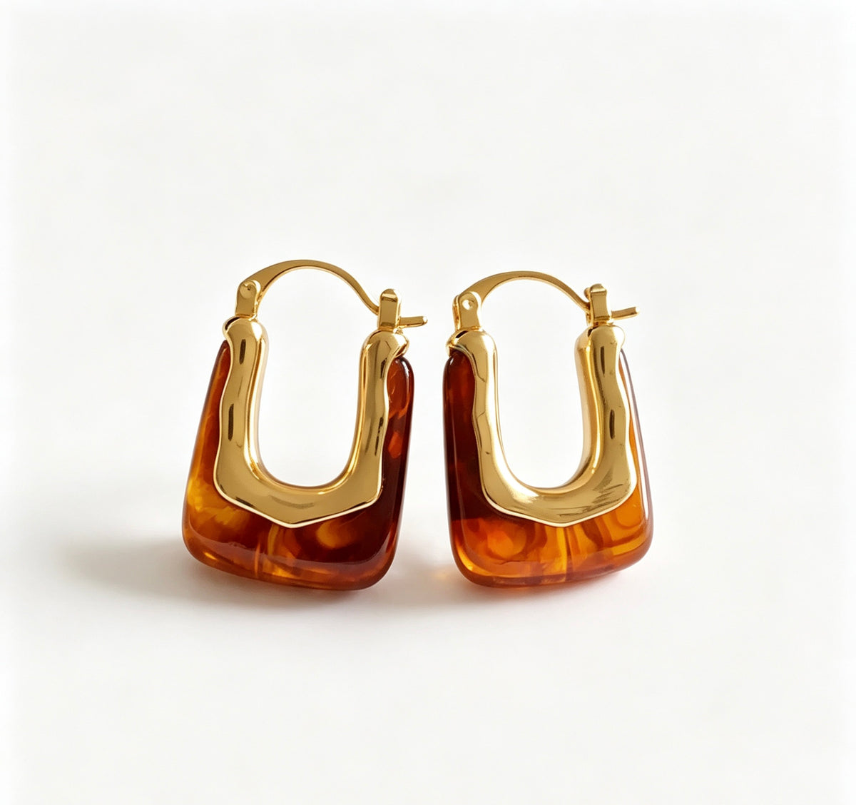 Pendientes de aro en resina ámbar bañados en oro de 14K | Diseño escultural