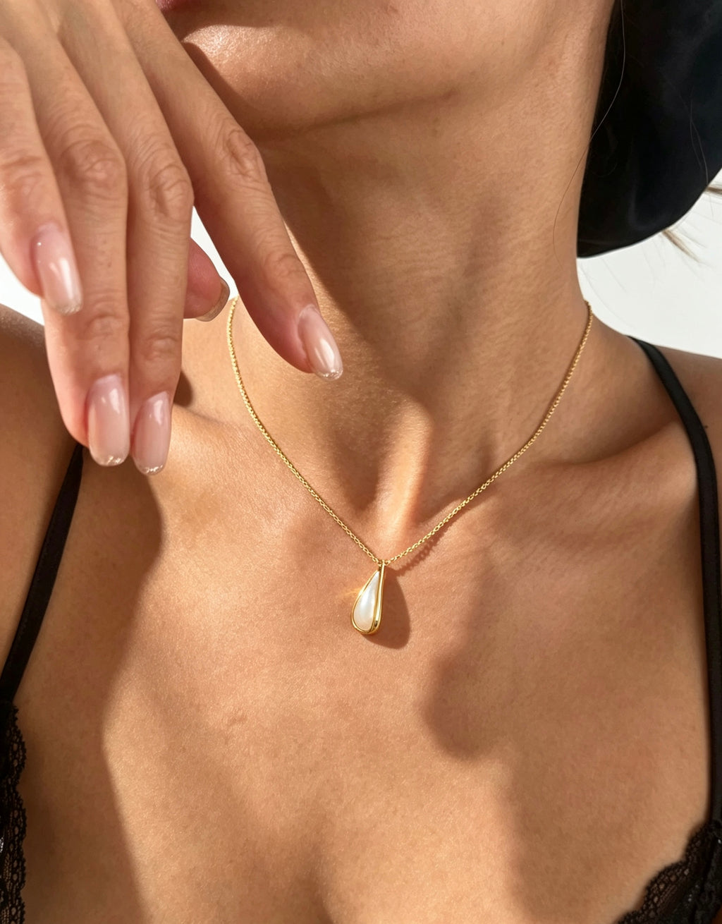 Collar de lágrima de nácar bañado en oro de 14 quilates | Ajustable
