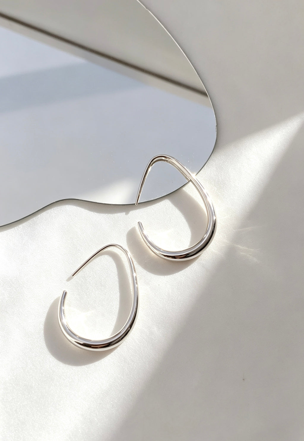 Pendientes de aro en forma de C chapados en plata | Diseño minimalista