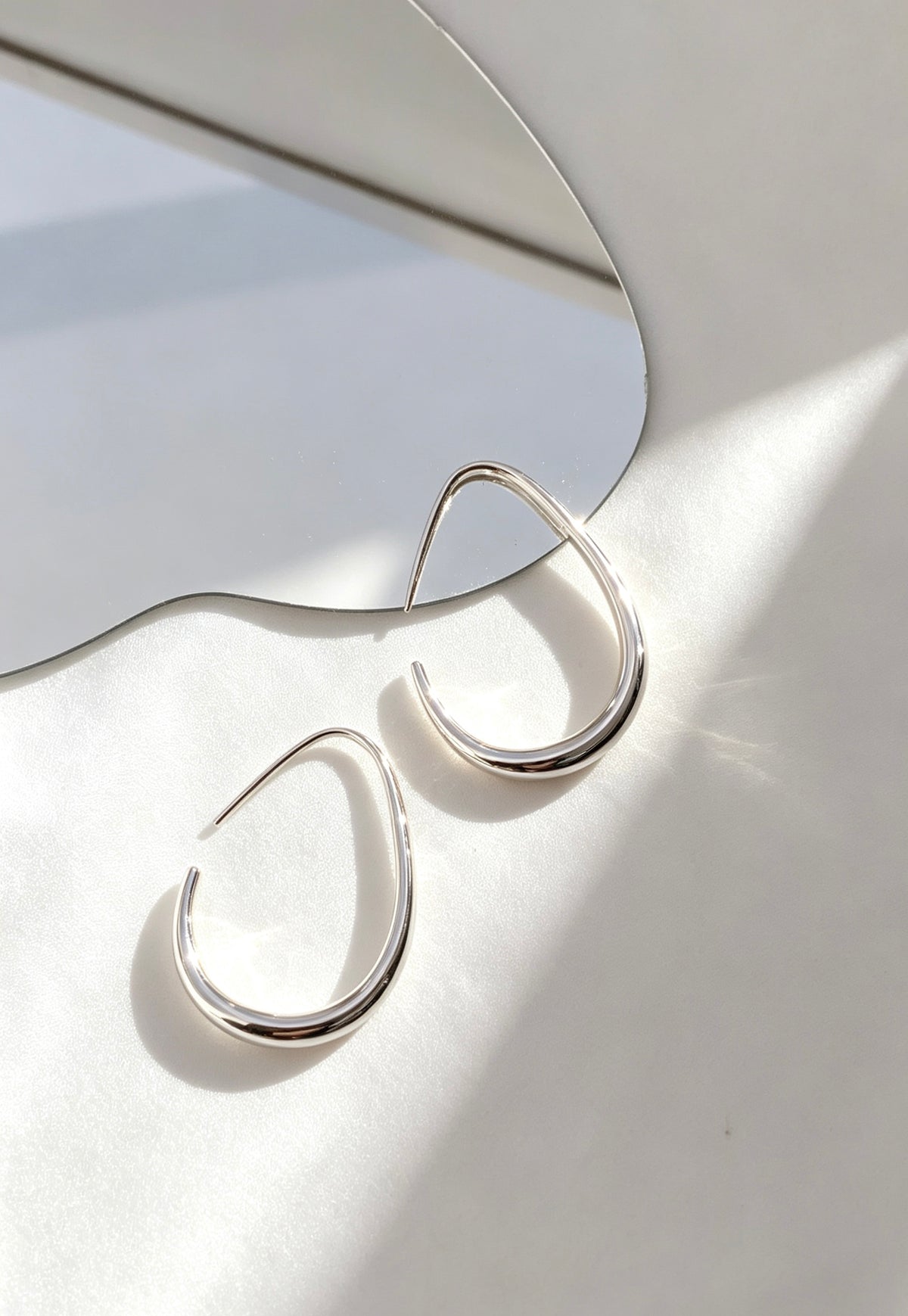 Pendientes de aro en forma de C chapados en plata | Diseño minimalista