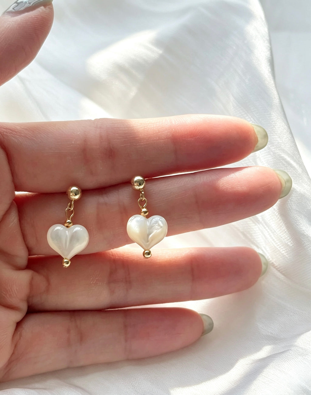 Pendientes de corazón en nácar | Baño de oro de 14K, plata S925