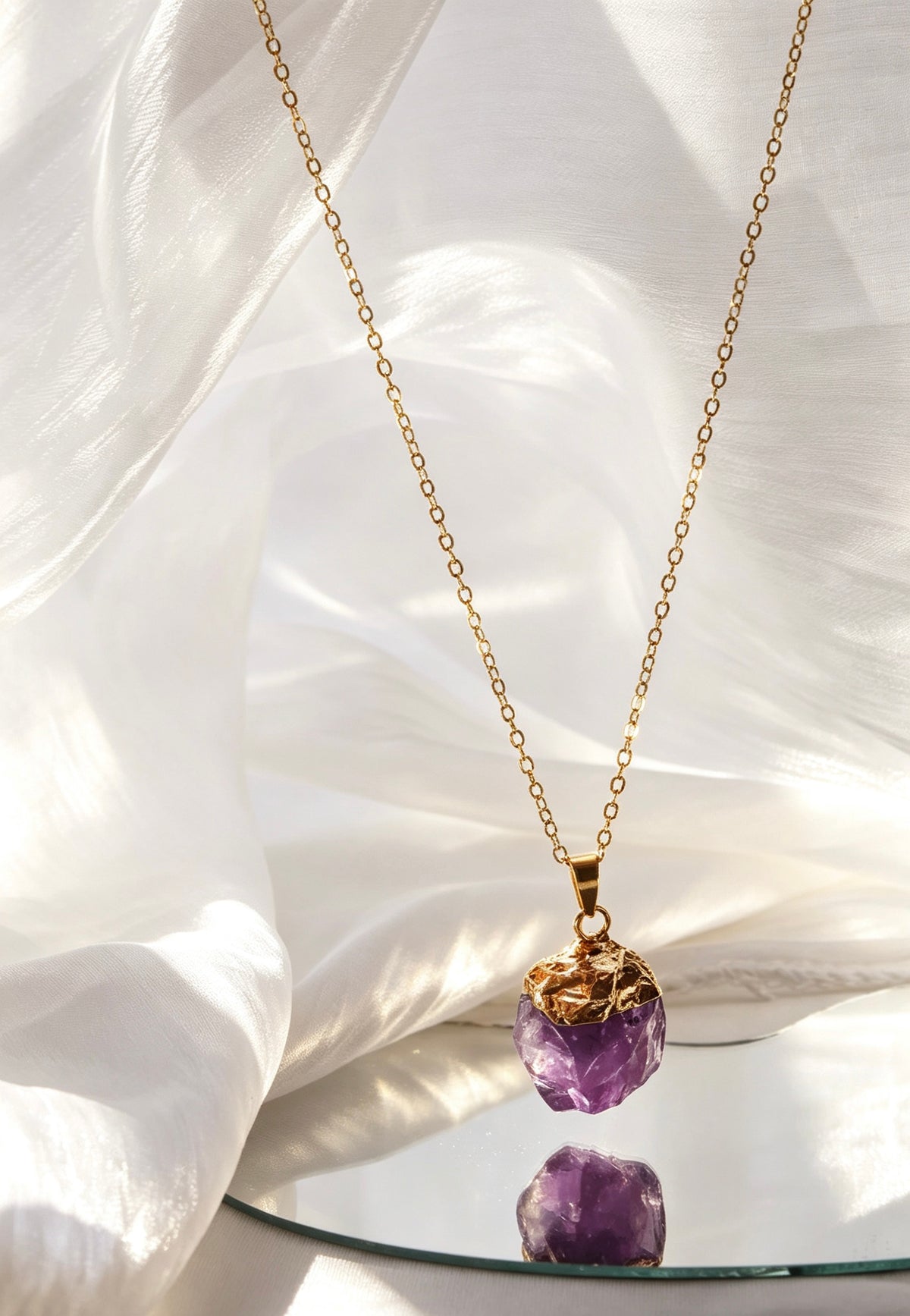 Collar con dije de amatista en bruto bañado en oro de 14K | Hecho a mano