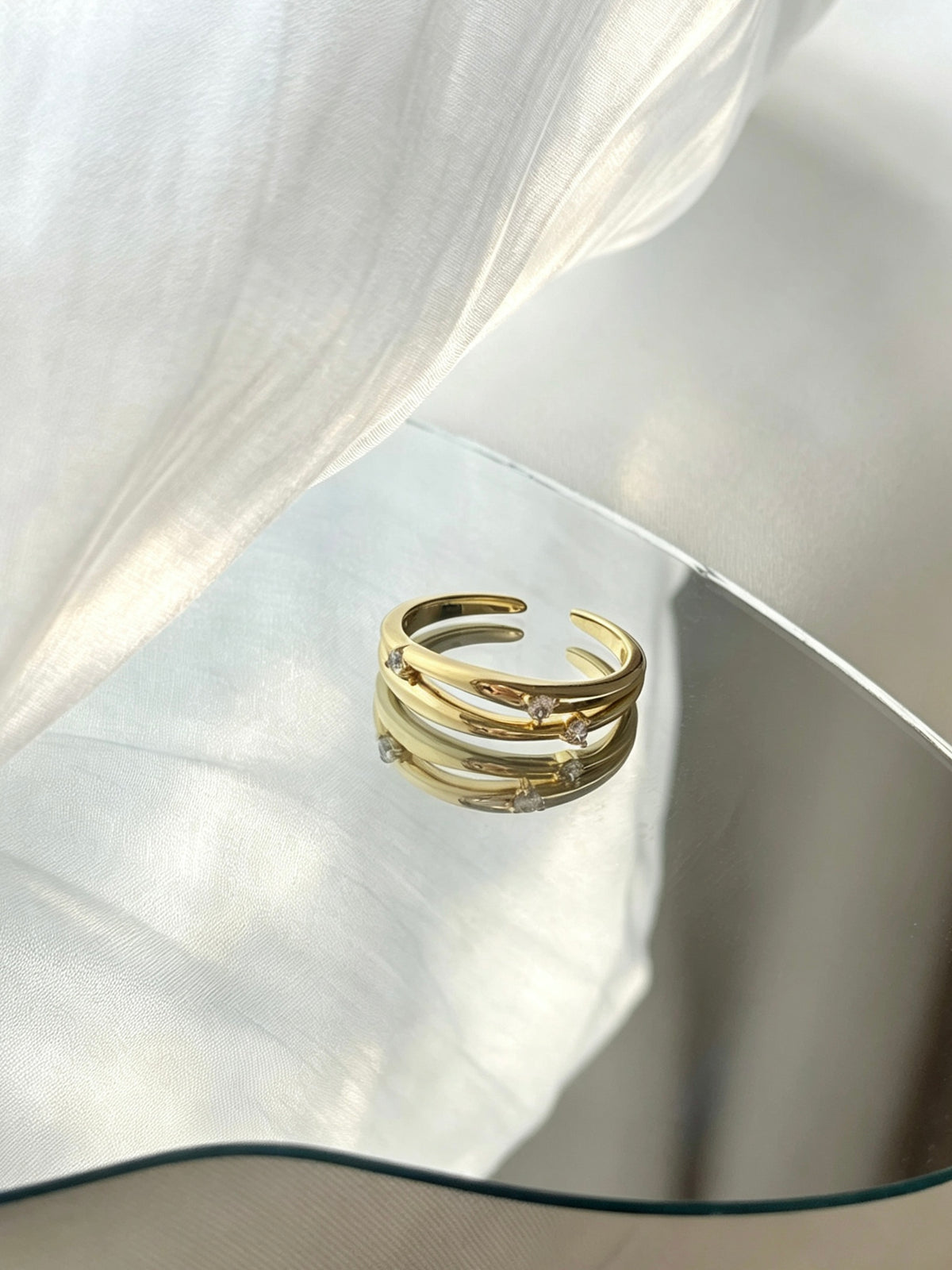 Anillo de plata con baño de oro de 14K, diseño cruzado con circonitas cúbicas | Diseño abierto