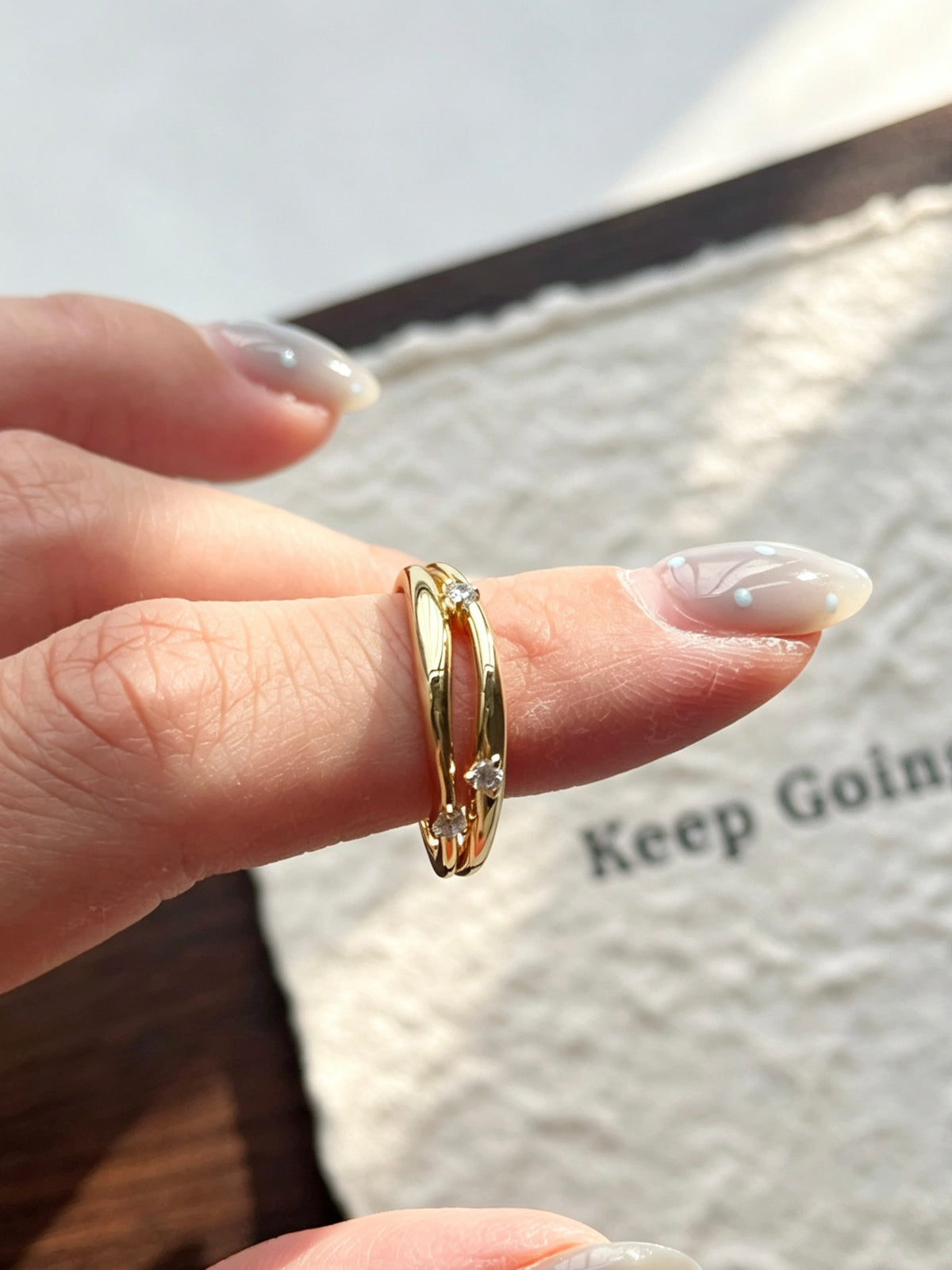 Anillo de plata con baño de oro de 14K, diseño cruzado con circonitas cúbicas | Diseño abierto
