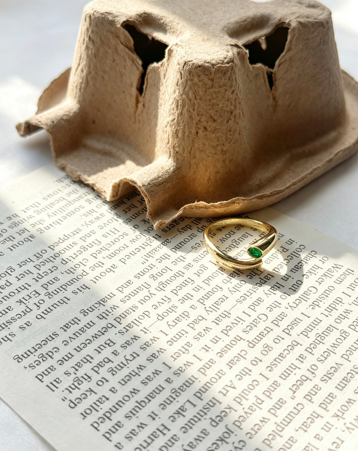 Anillo abierto de esmeralda bañado en oro de 14 quilates | Diseño espiral escultural