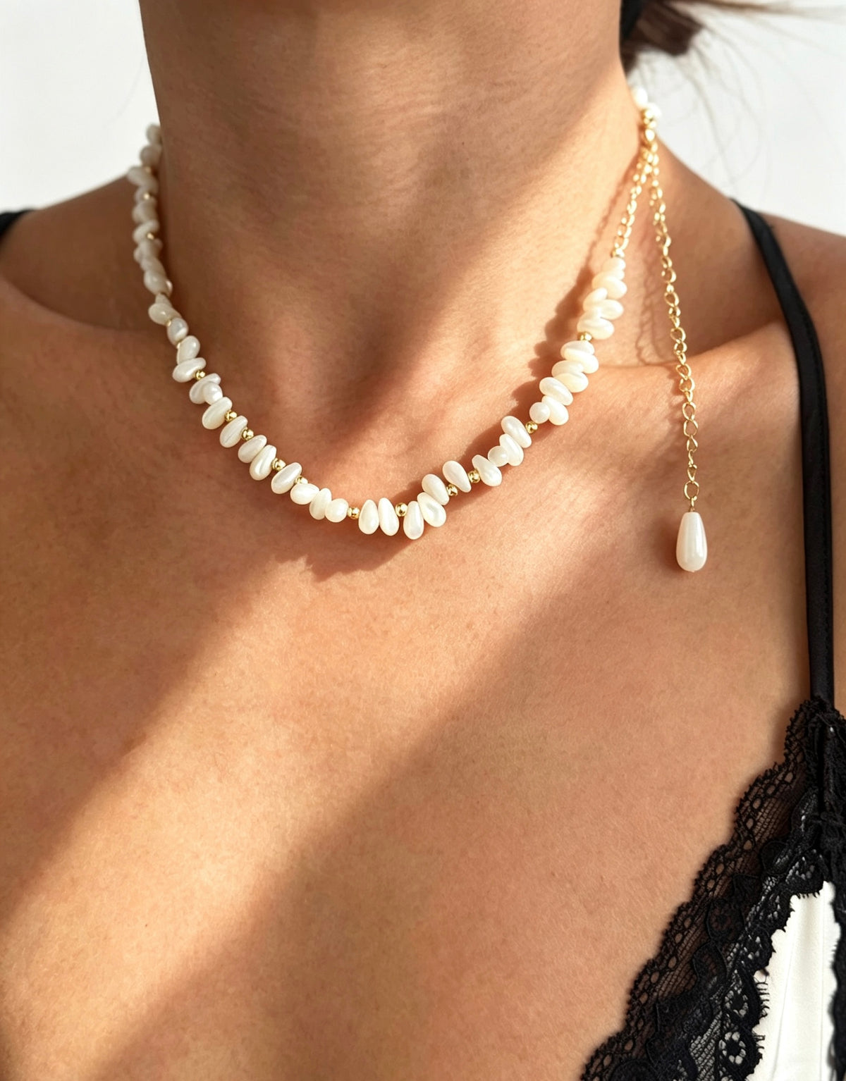 Collar de cuentas de concha blanca bañado en oro de 14K | Hecho a mano