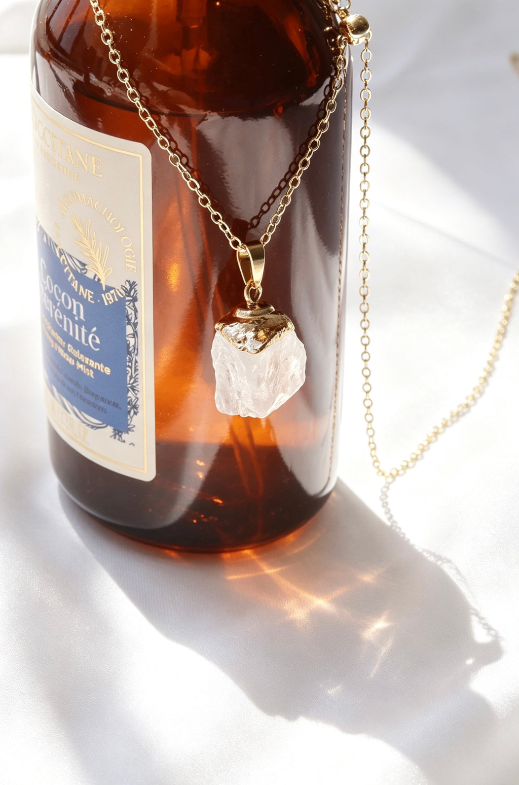 Collar con colgante de cuarzo transparente en bruto y letra en oro de 14K | Hecho a mano