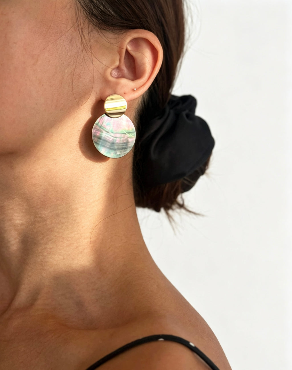 Pendientes de concha de abulón chapados en oro de 14 quilates | Diseño escultural