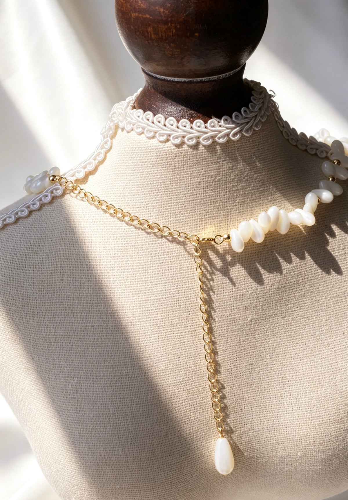 Collar de cuentas de concha blanca bañado en oro de 14K | Hecho a mano