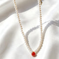 Collar con colgante de gota de ágata roja en oro de 14K con perlas de agua dulce de 5 mm | Hecho a mano