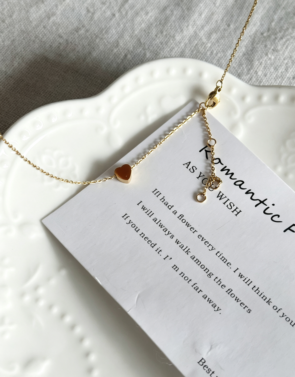 Collar con colgante de corazón bañado en oro de 14K | Diseño minimalista