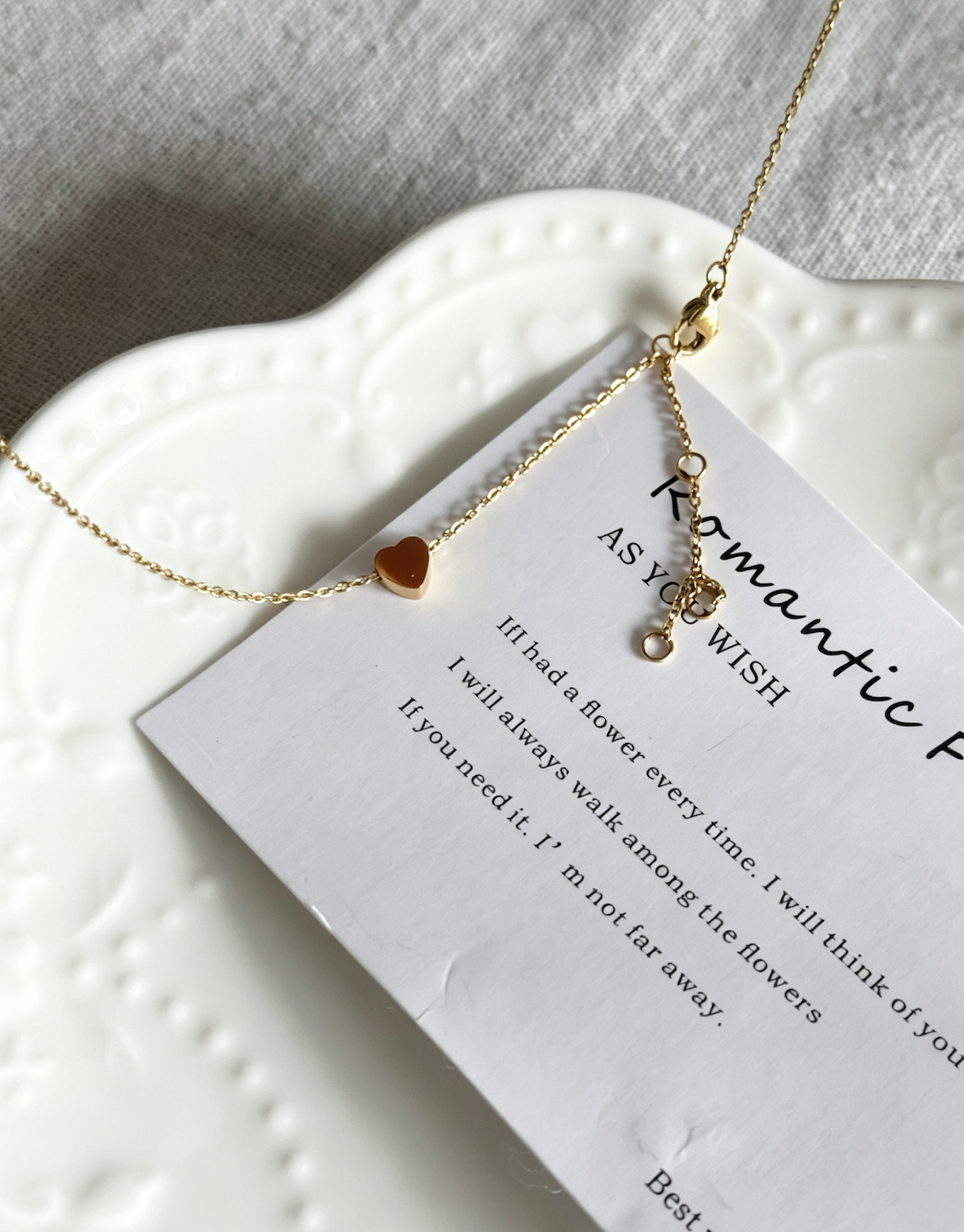 Collar con colgante de corazón bañado en oro de 14K | Diseño minimalista