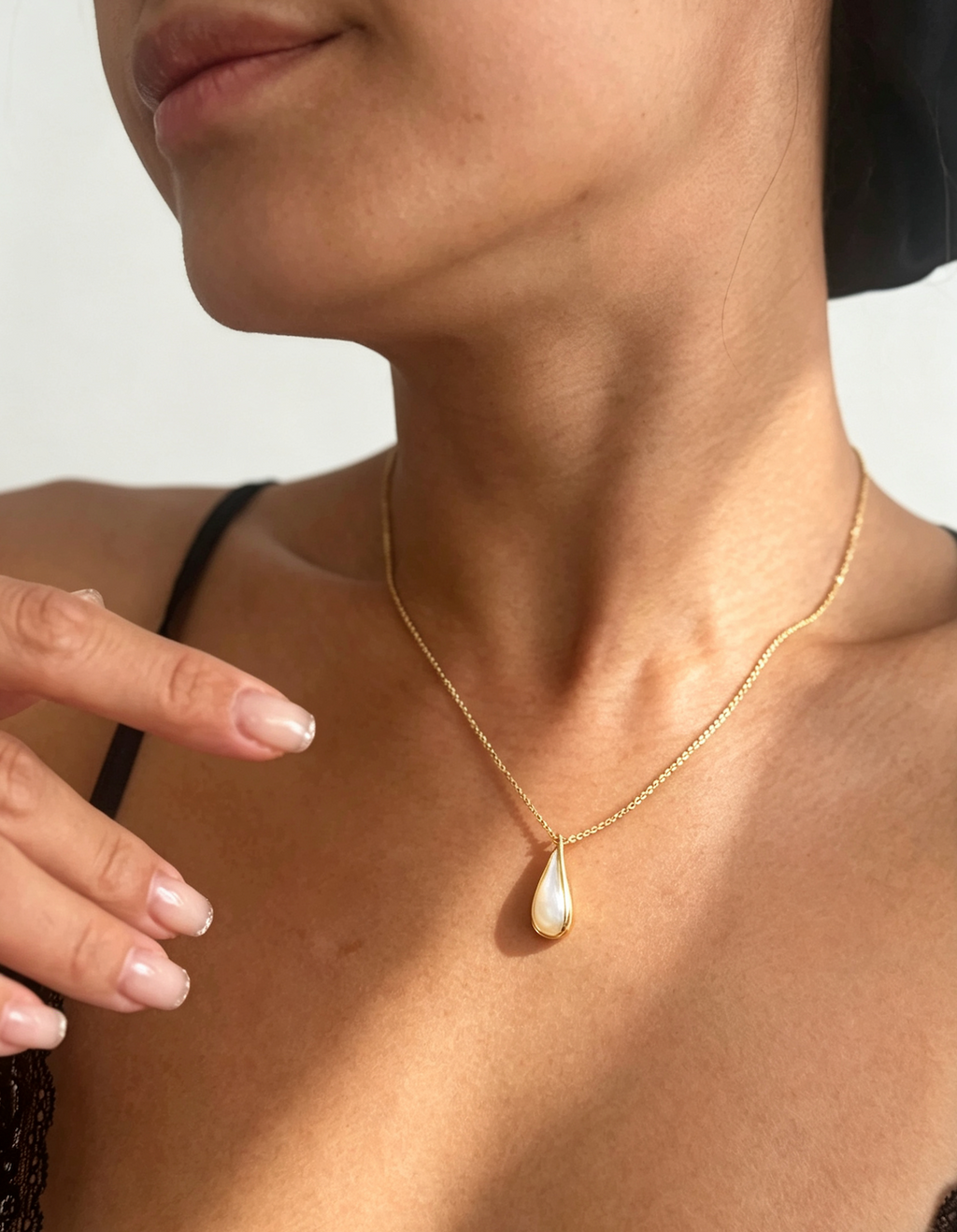 Collar de lágrima de nácar bañado en oro de 14 quilates | Ajustable