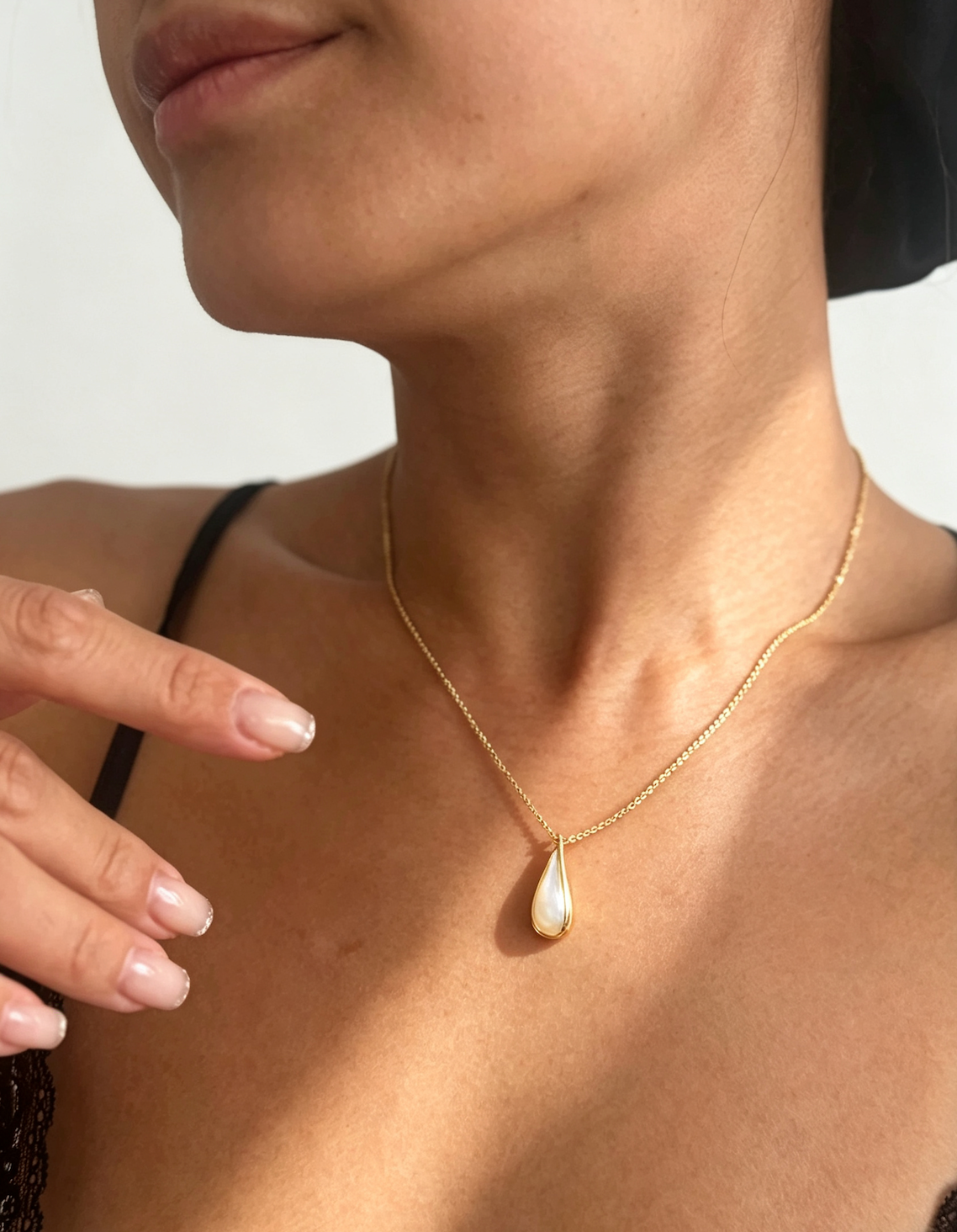 Collar de lágrima de nácar bañado en oro de 14 quilates | Ajustable