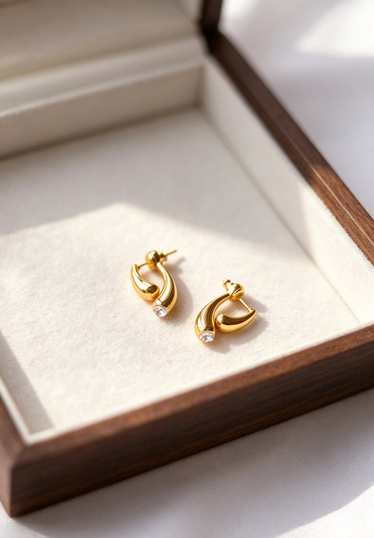 Pendientes de doble capa con baño de oro de 18K y circonitas | Diseño escultural