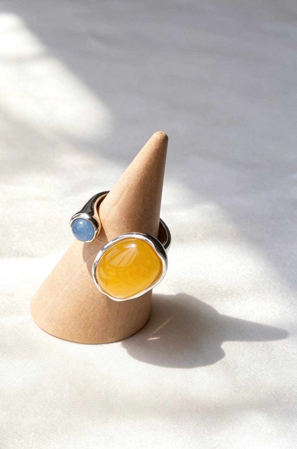 Anillo abierto de citrino y topacio azul bañado en plata | Diseño escultórico