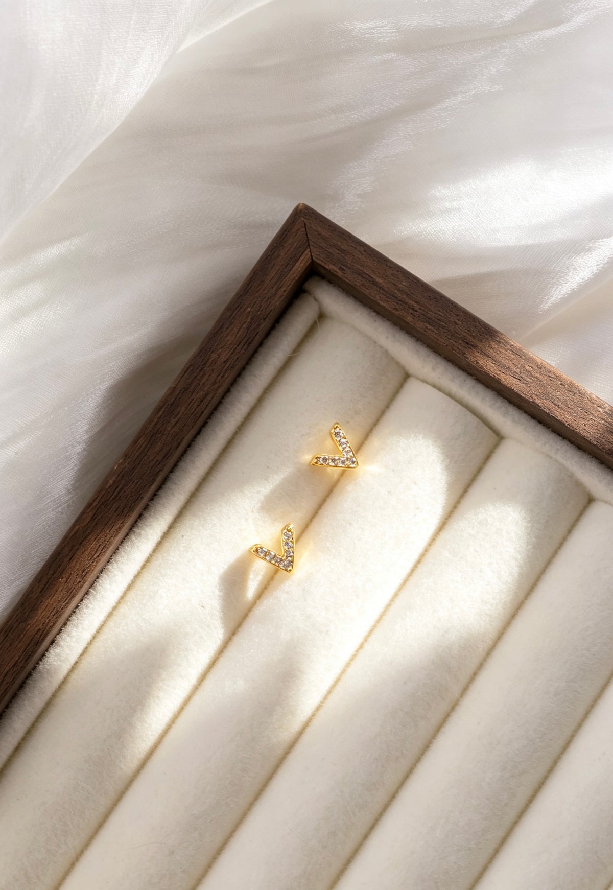 Pendientes de botón en forma de V con baño de oro de 14K y circonitas | Diseño minimalista