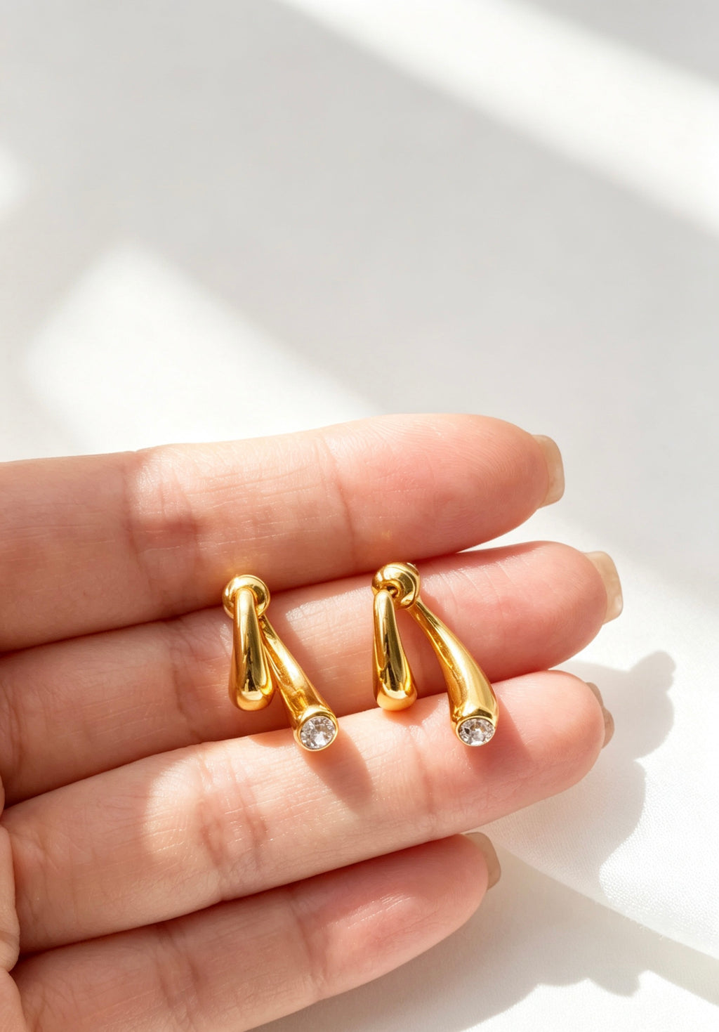 Pendientes de doble capa con baño de oro de 18K y circonitas | Diseño escultural