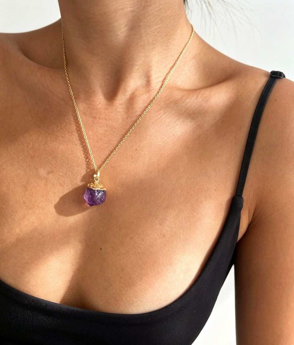 Collar con dije de amatista en bruto bañado en oro de 14K | Hecho a mano