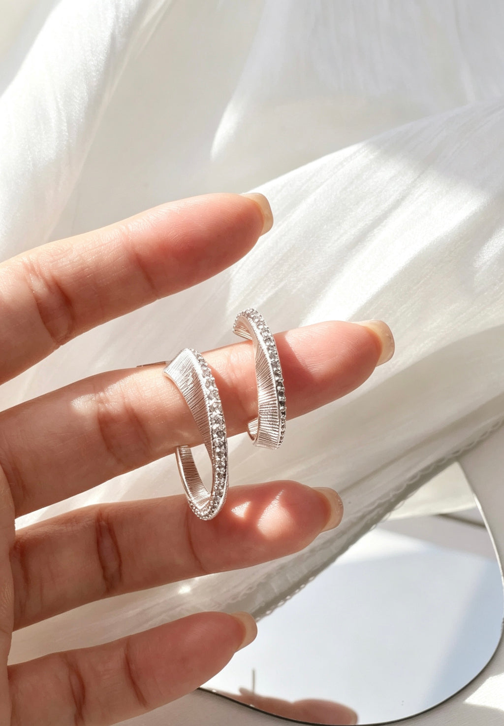 Pendientes de aro en forma de C con circonitas cúbicas bañados en plata | Diseño texturizado