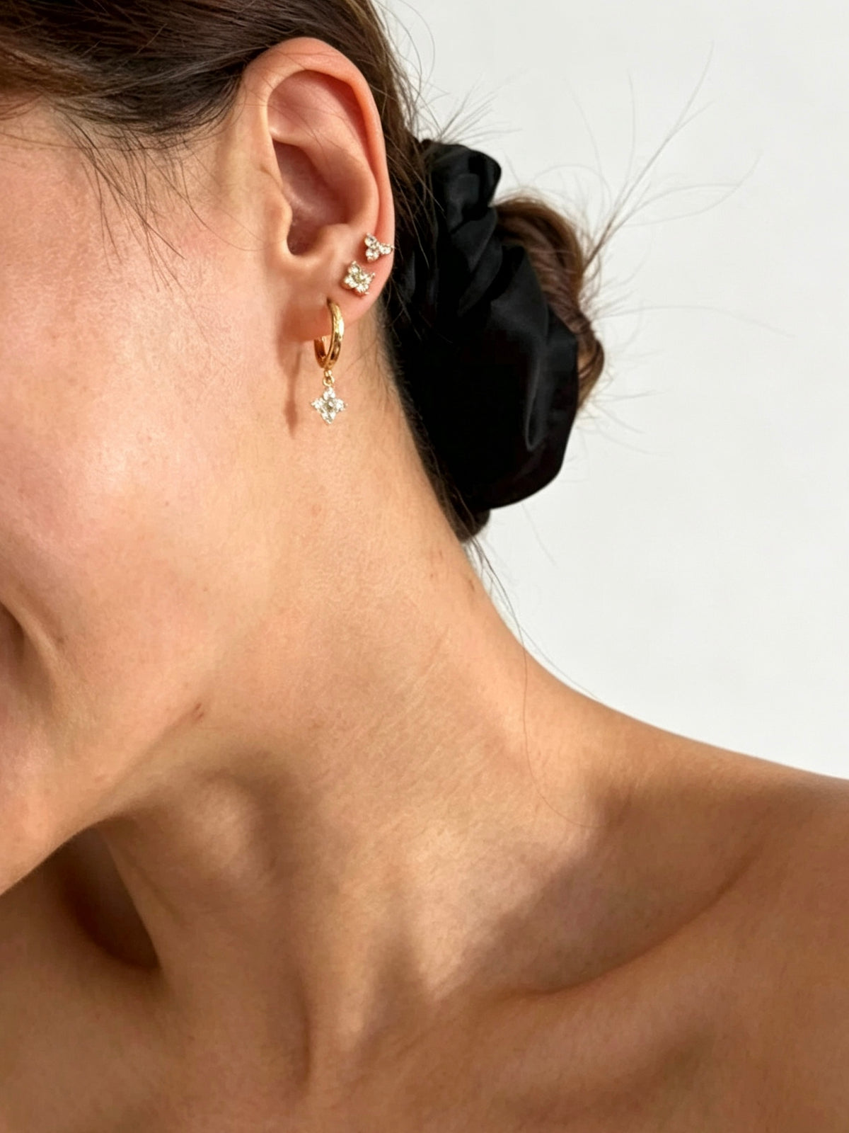 Juego de aretes de circonita cúbica bañados en oro de 14 quilates | 4 piezas, postes de plata S925
