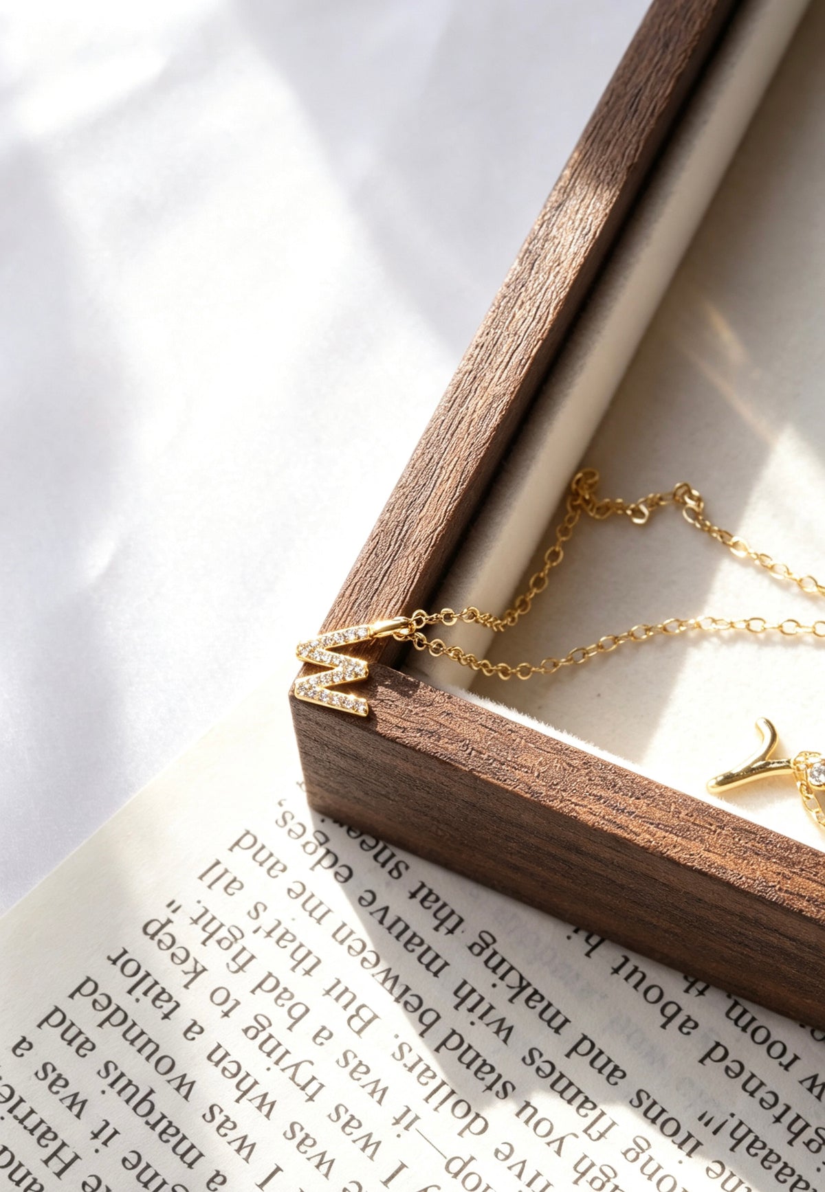 Collar con inicial 'W' de circonita bañado en oro de 14K | Hecho a mano
