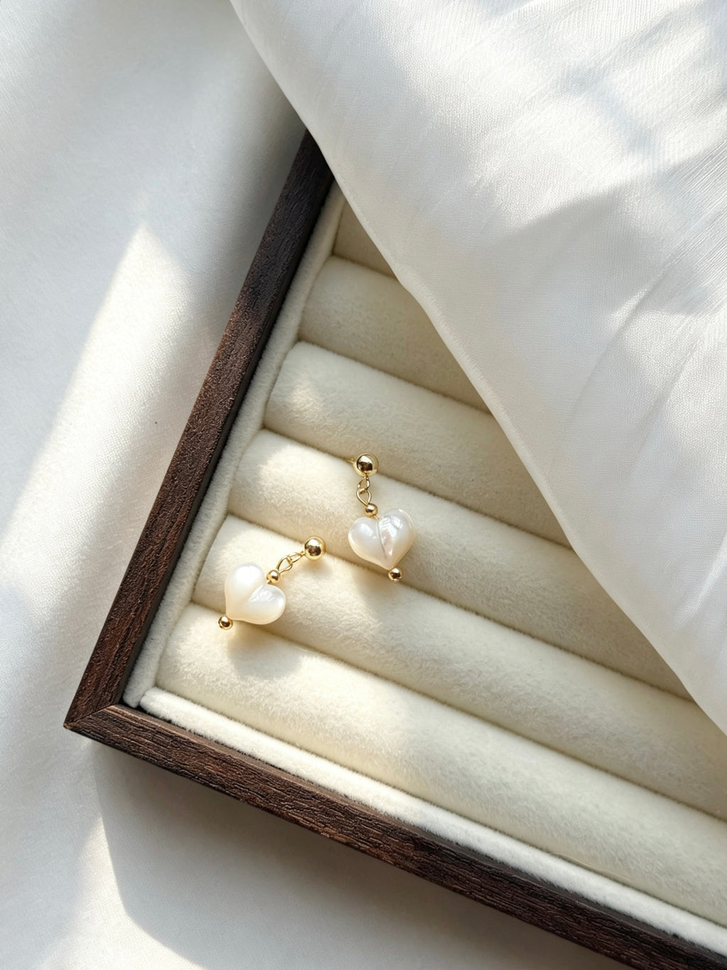 Pendientes de corazón en nácar | Baño de oro de 14K, plata S925