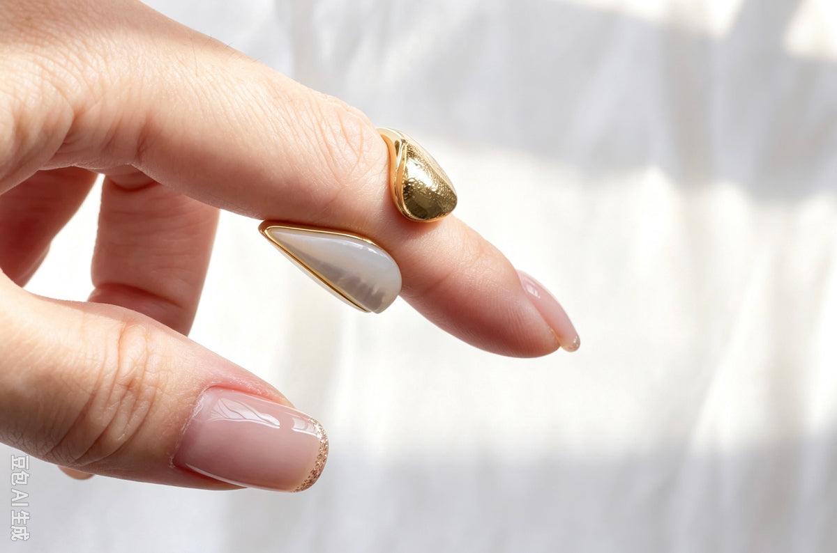 Anillo abierto de nácar bañado en oro de 14 quilates | Diseño escultural