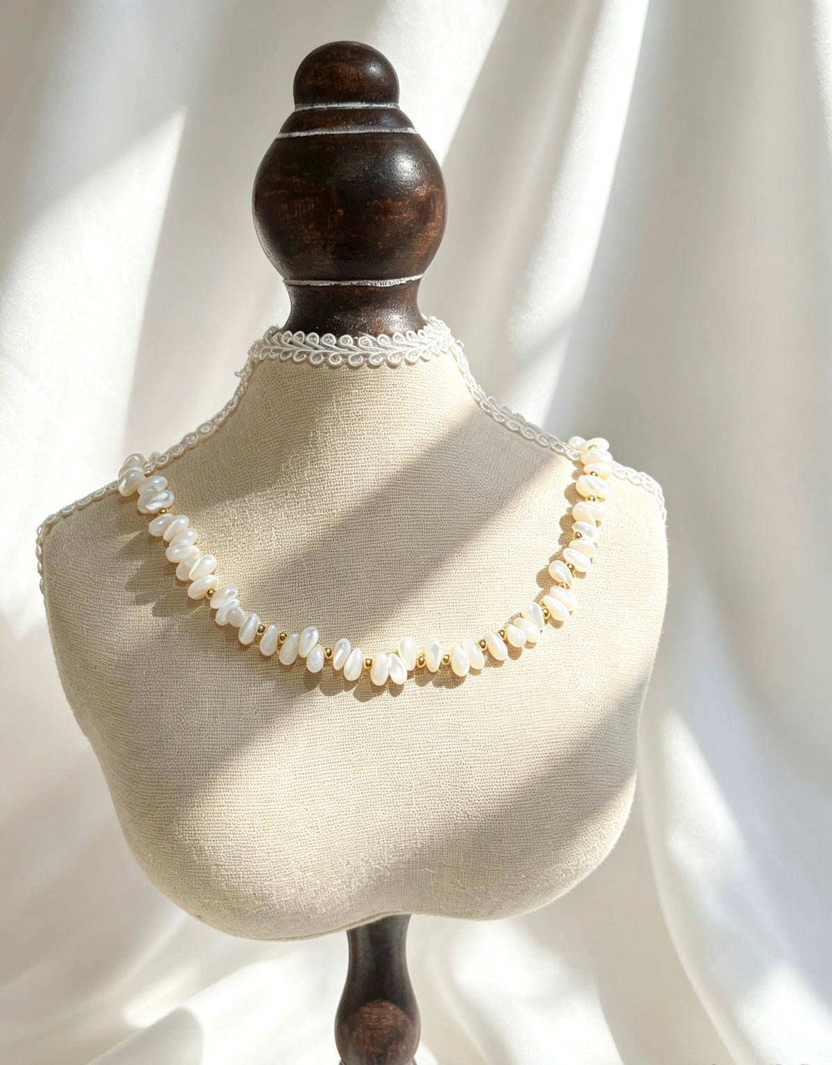 Collar de cuentas de concha blanca bañado en oro de 14K | Hecho a mano