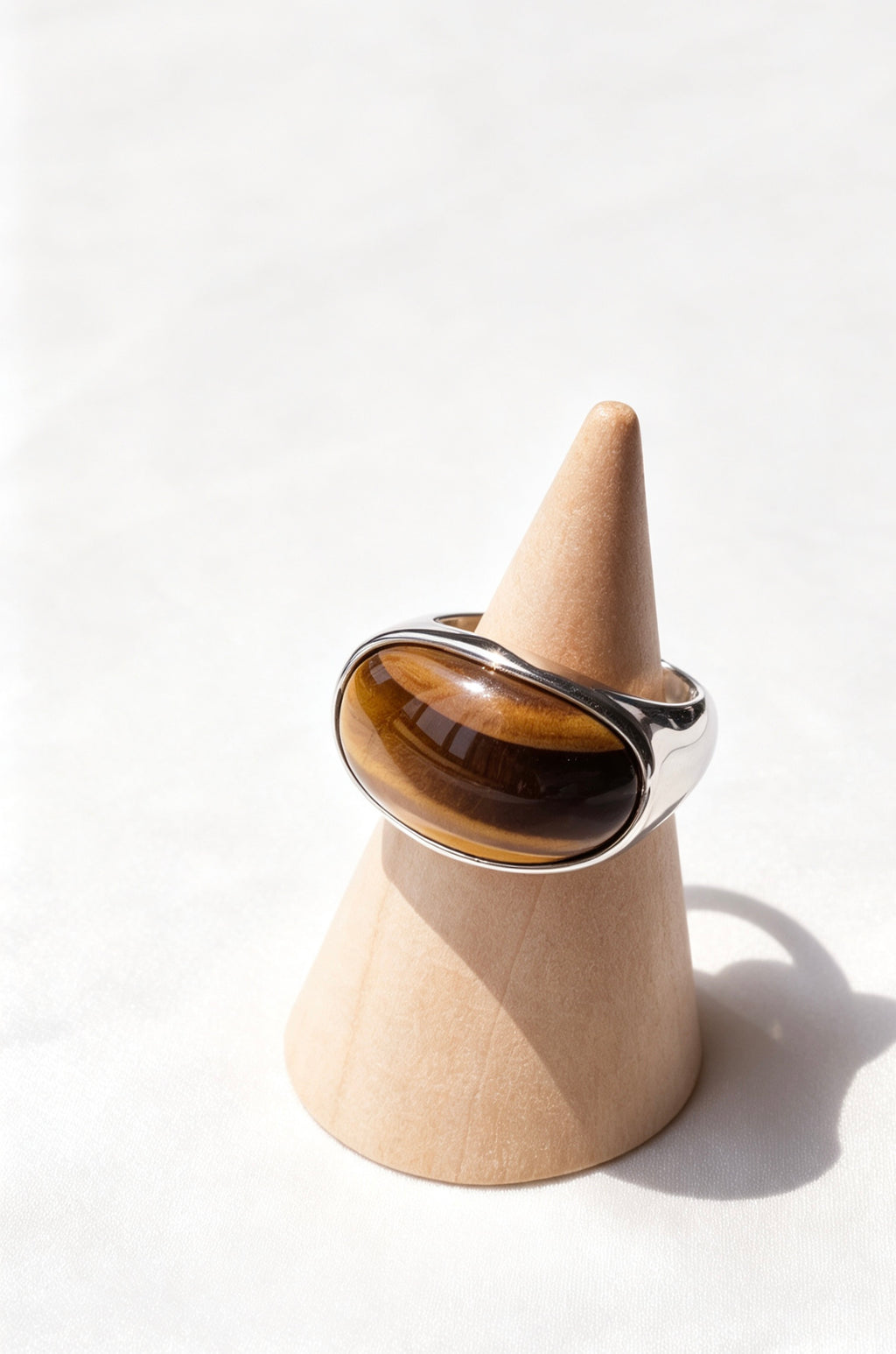 Anillo abierto de ojo de tigre bañado en plata | Diseño escultural