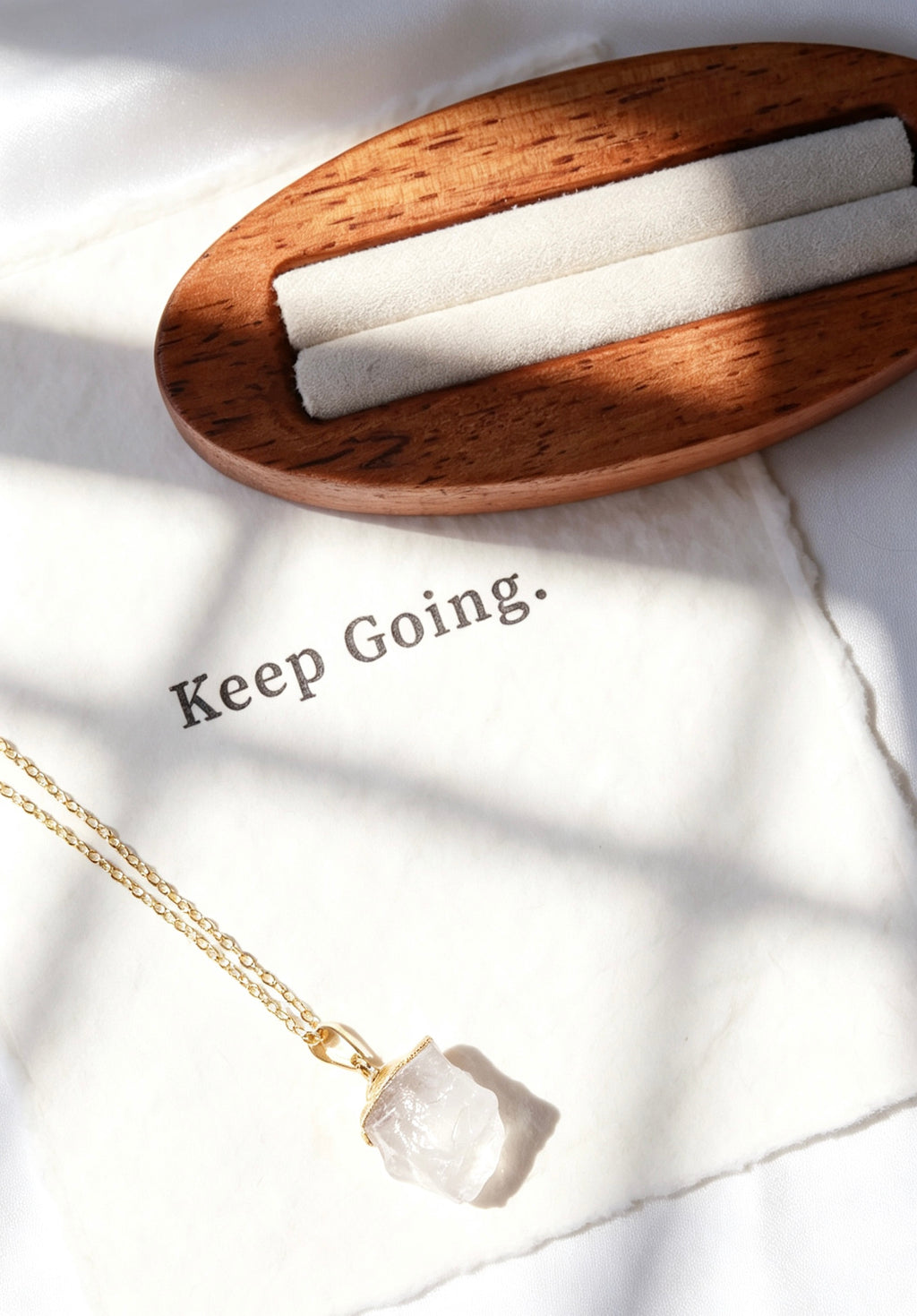 Collar con colgante de cuarzo transparente en bruto y letra en oro de 14K | Hecho a mano