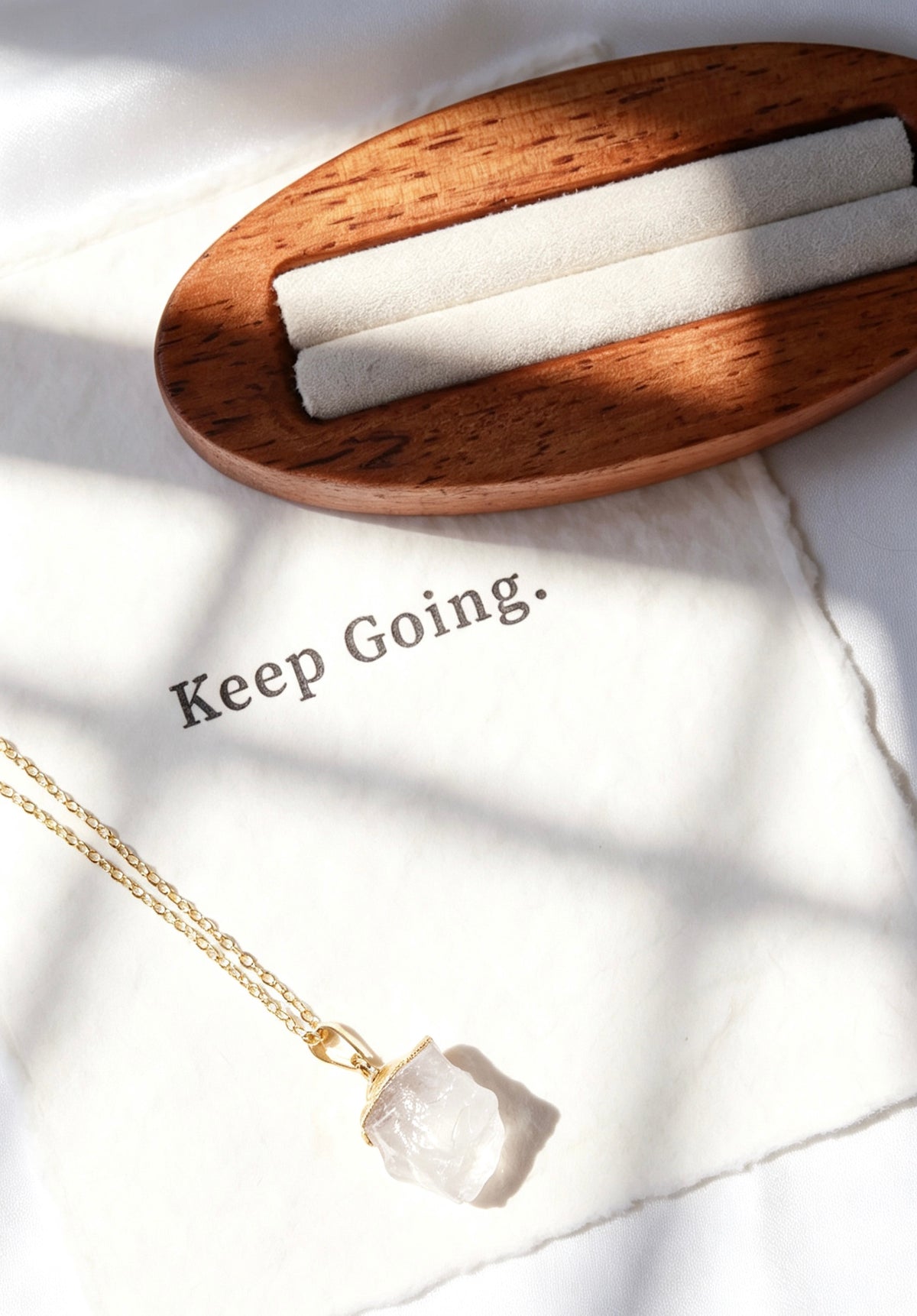 Collar con colgante de cuarzo transparente en bruto y letra en oro de 14K | Hecho a mano