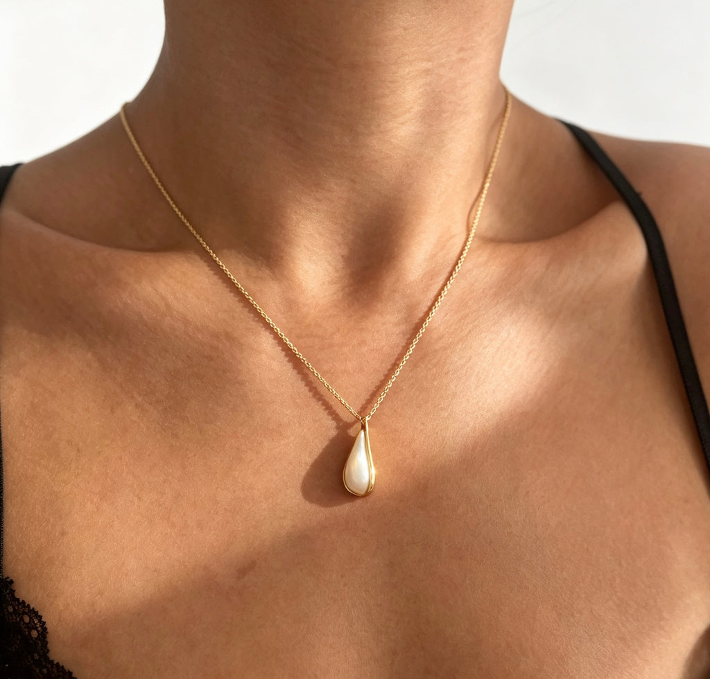 Collar de lágrima de nácar bañado en oro de 14 quilates | Ajustable