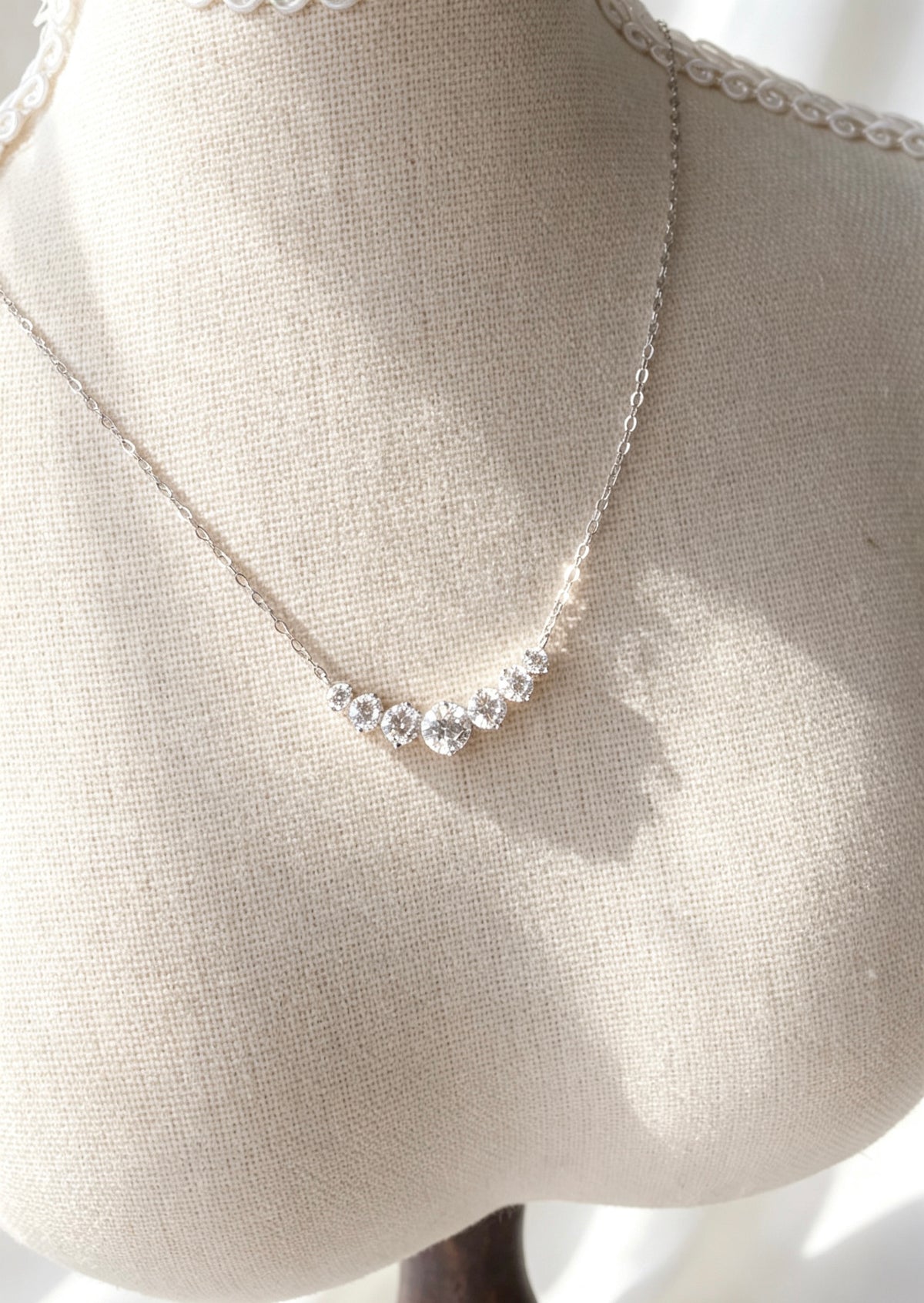 Collar de circonita curva chapado en oro blanco S925 | Plata de ley
