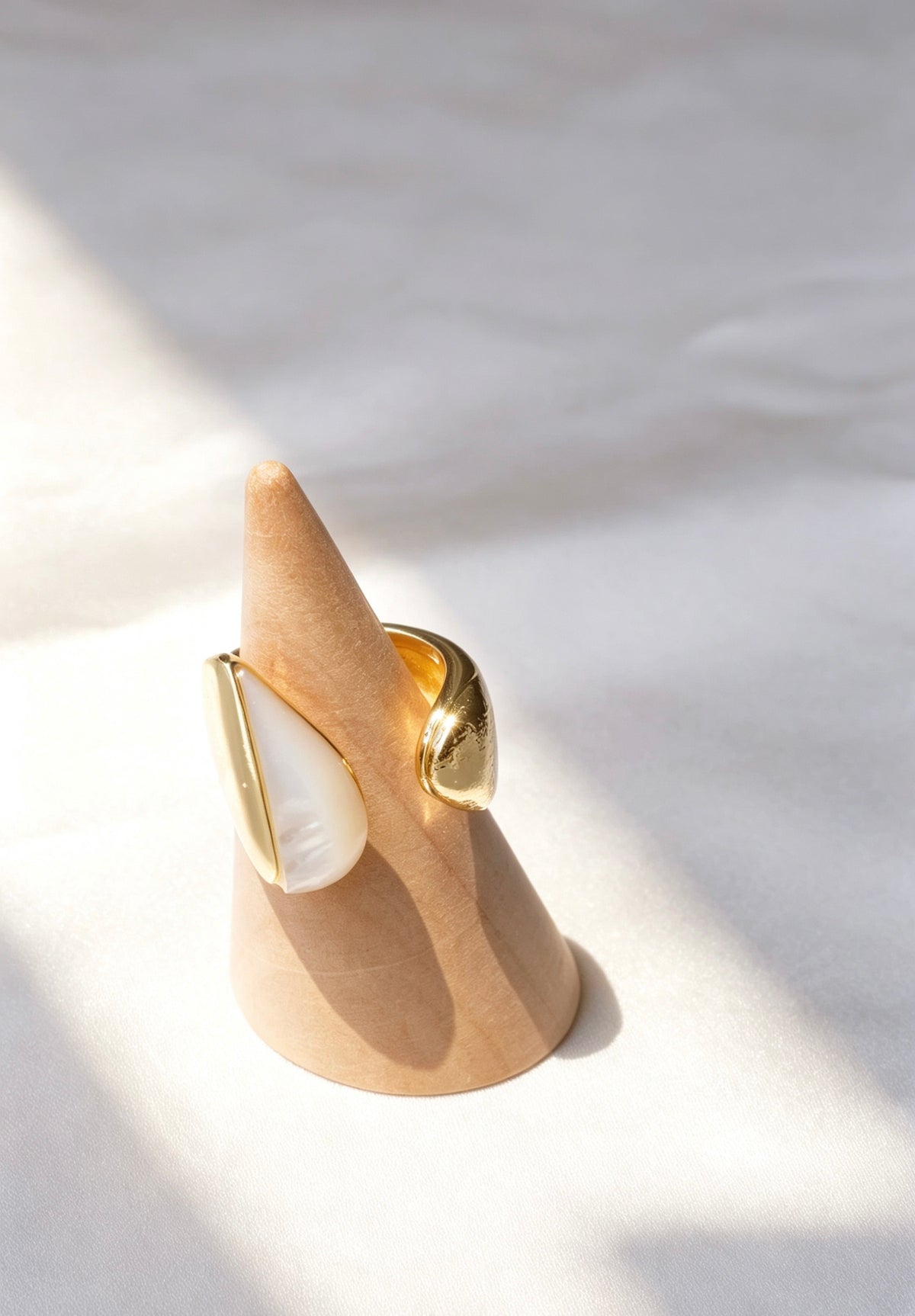 Anillo abierto de nácar bañado en oro de 14 quilates | Diseño escultural