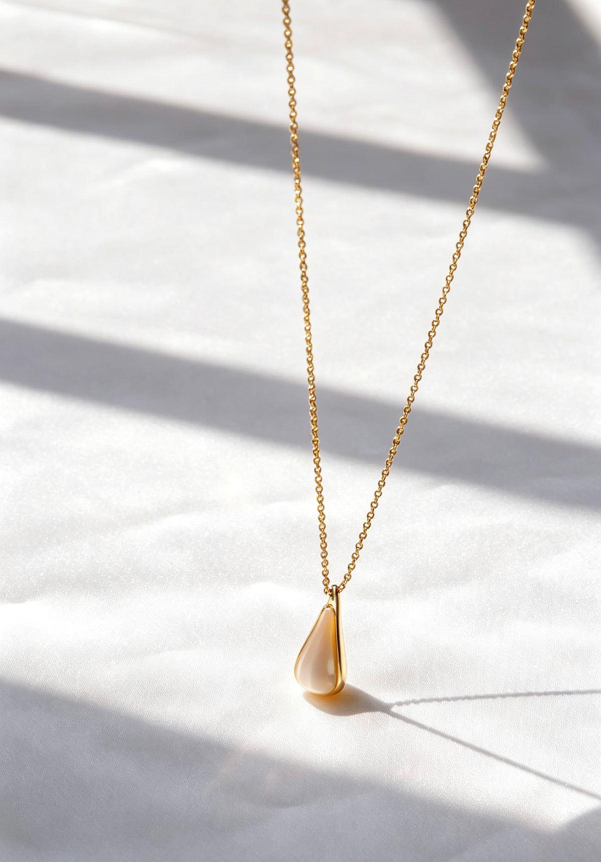 Collar de lágrima de nácar bañado en oro de 14 quilates | Ajustable