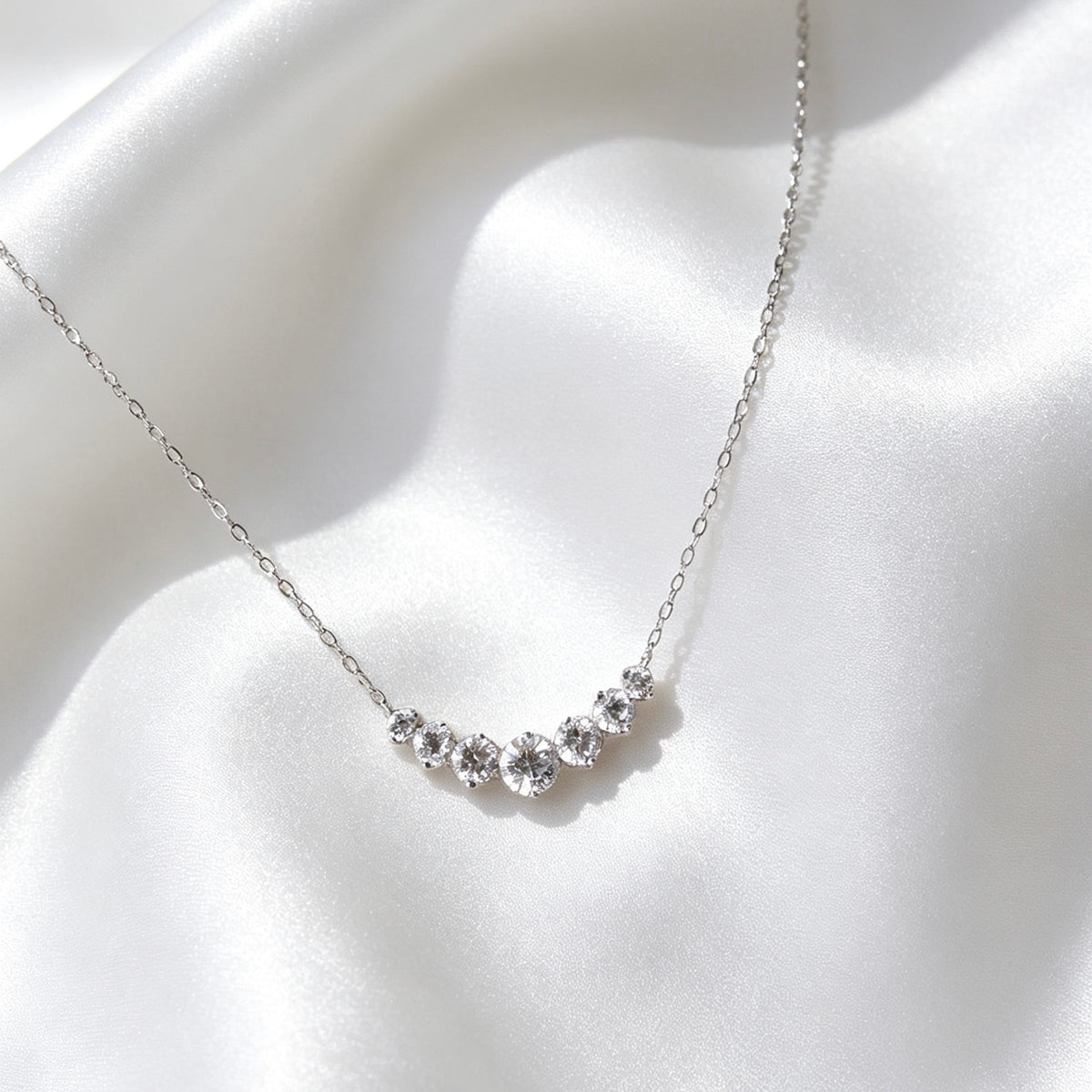 Collar de circonita curva chapado en oro blanco S925 | Plata de ley