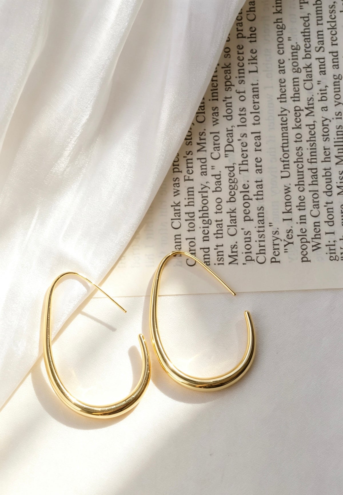 Pendientes de aro en forma de C chapados en oro de 14 quilates | Diseño minimalista