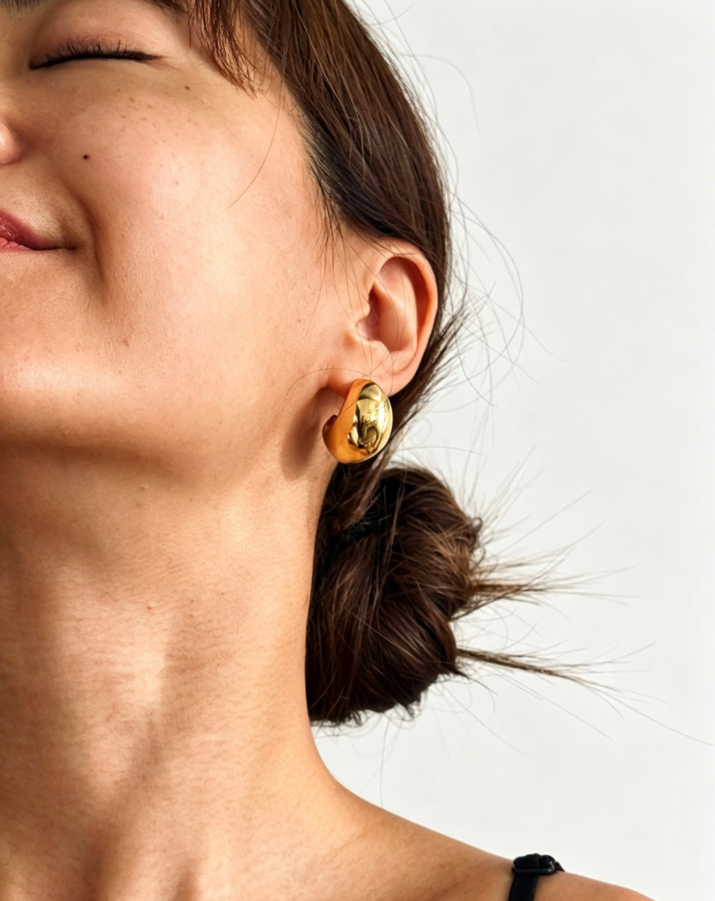Pendientes de media luna chapados en oro de 14 quilates | Diseño minimalista