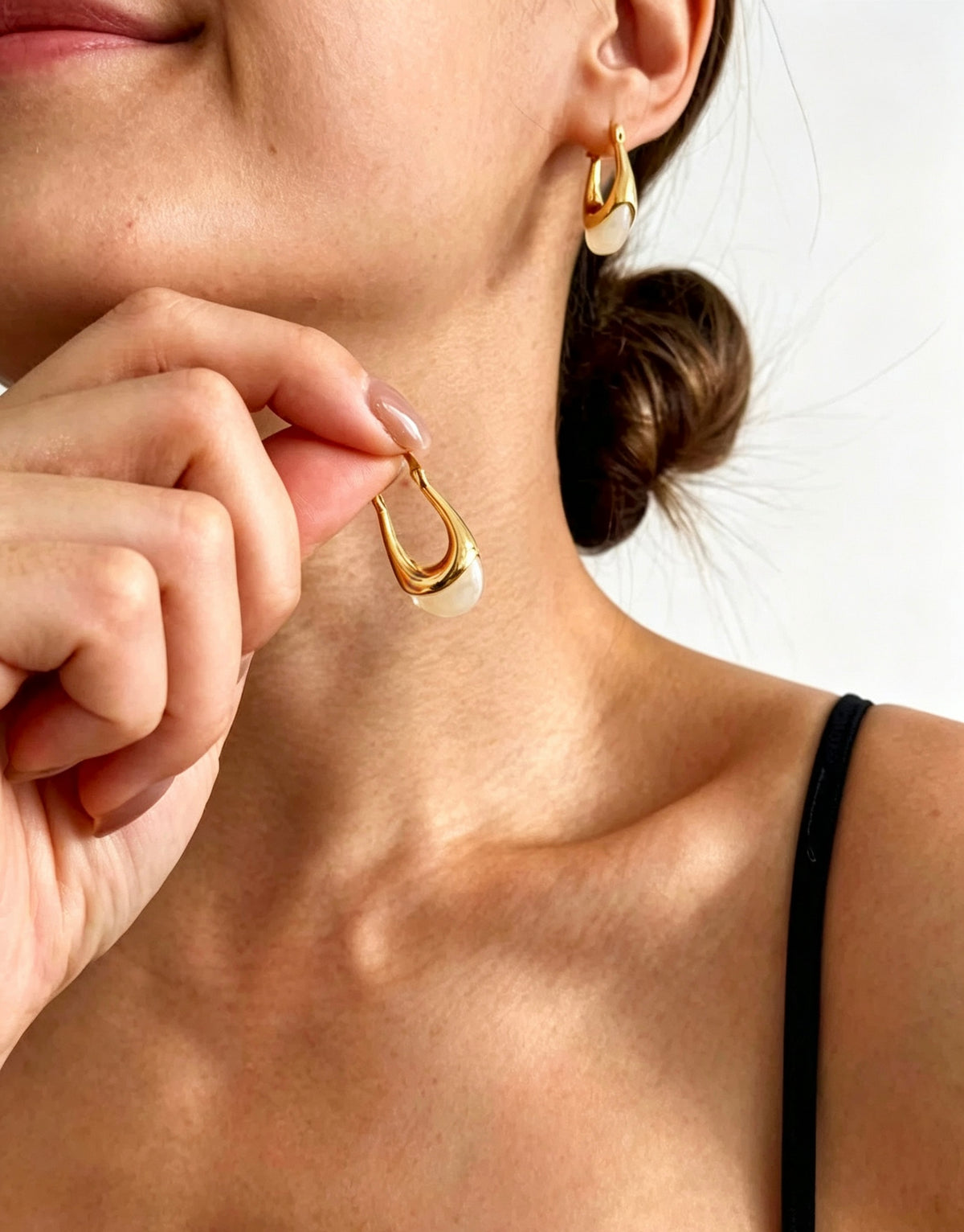 Pendientes de aro en forma de U bañados en oro de 14K | Diseño escultural